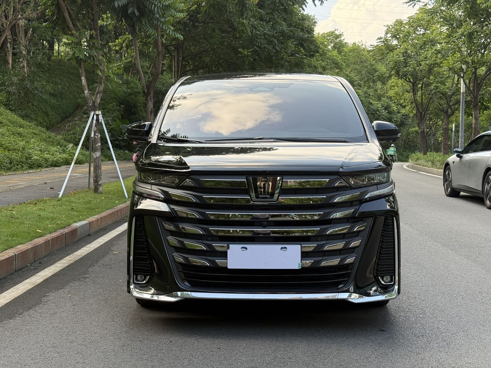 丰田 威尔法(进口) 2024款 皇冠 威尔法 2.5 无级 至尊版