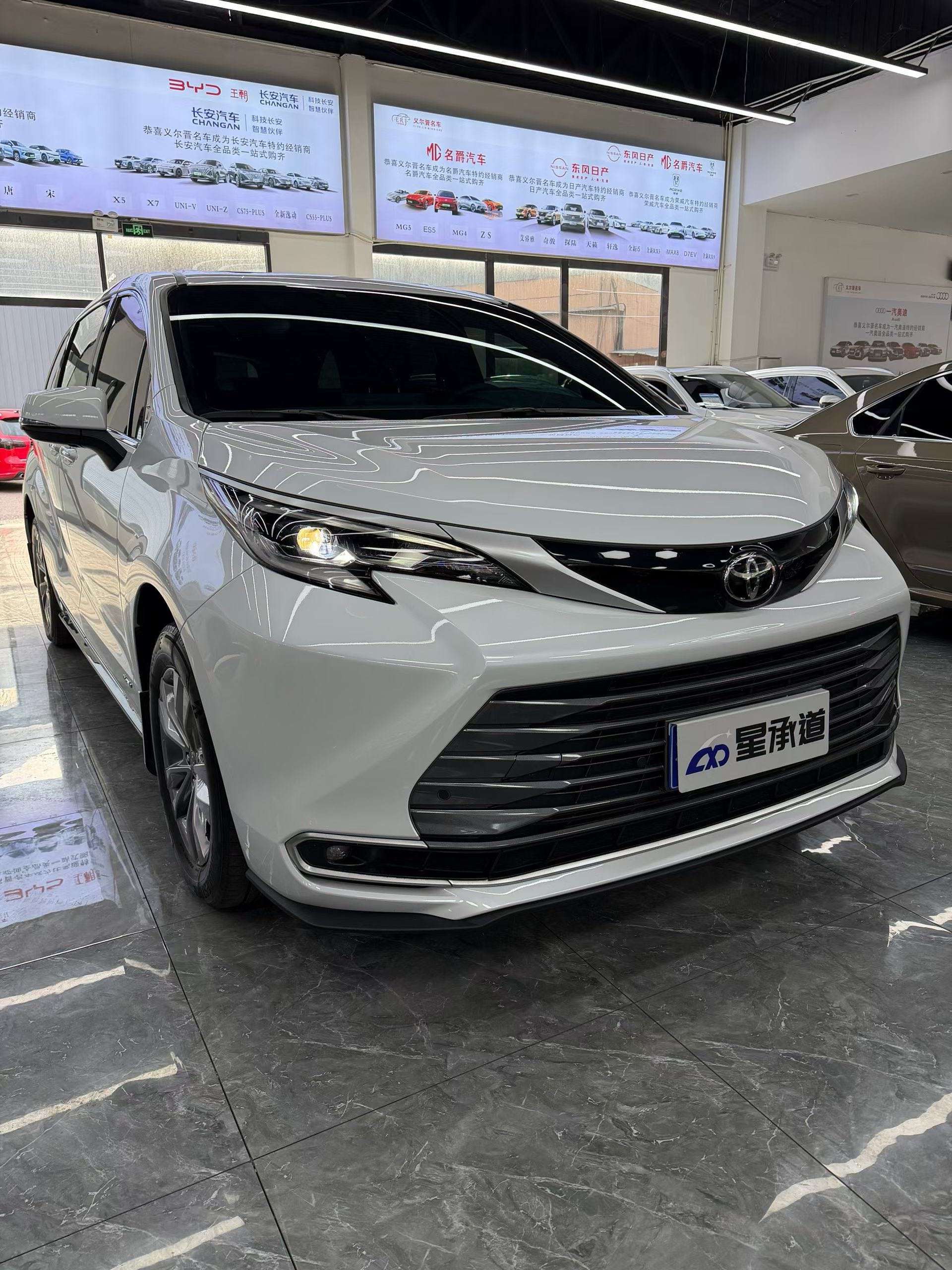 Toyota 2024 Sienna 2.5 CVT 4WD Luxury