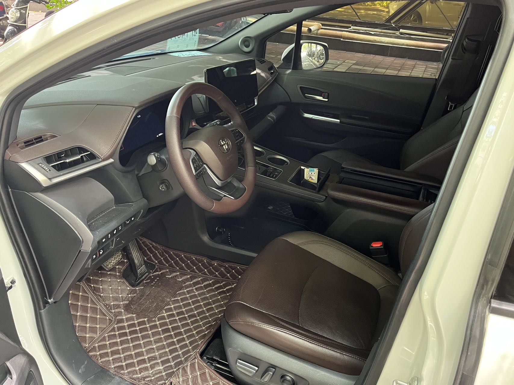 Toyota 2023 Sienna 2.5 CVT Platinum Edition