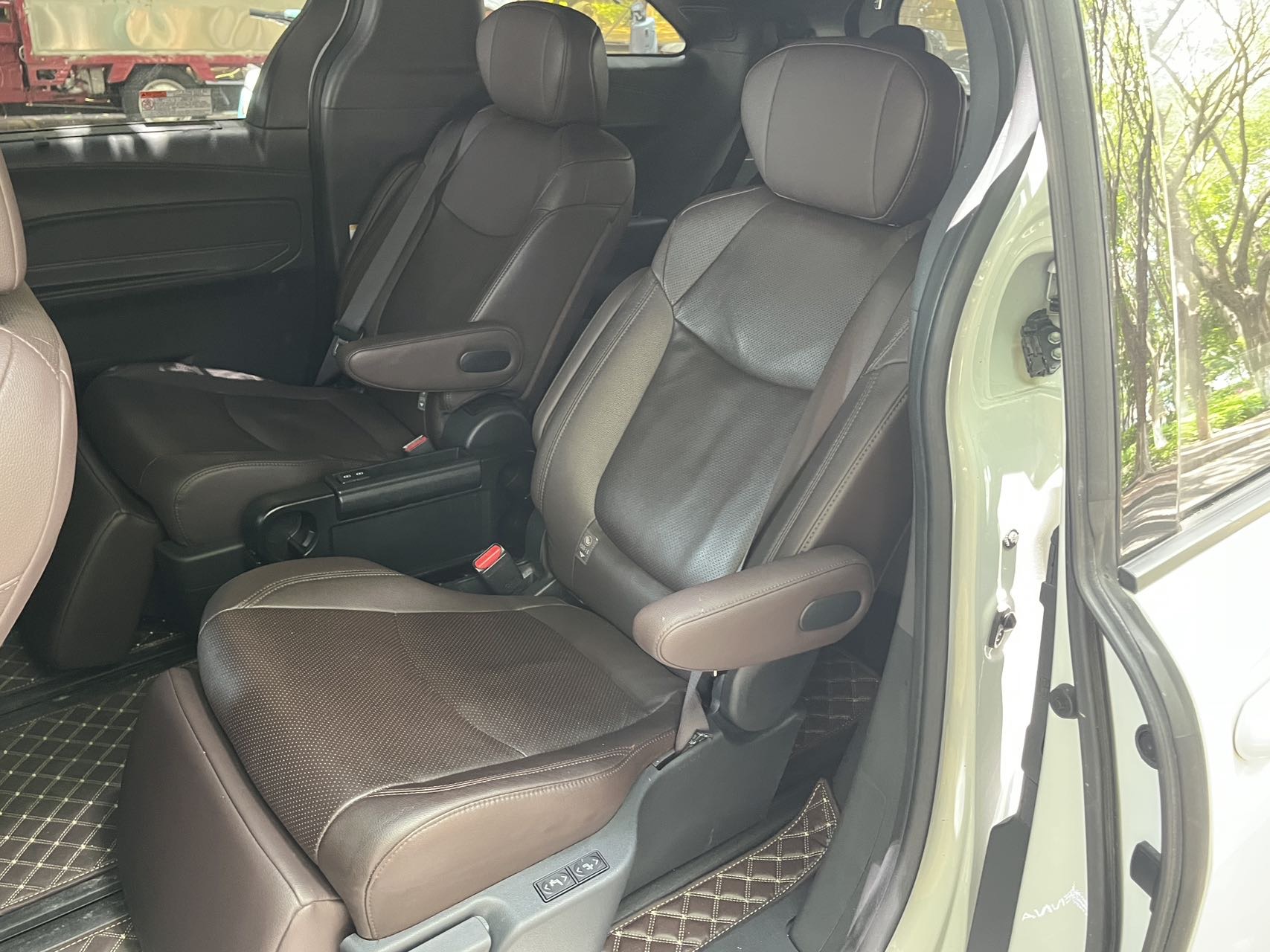 Toyota 2023 Sienna 2.5 CVT Platinum Edition