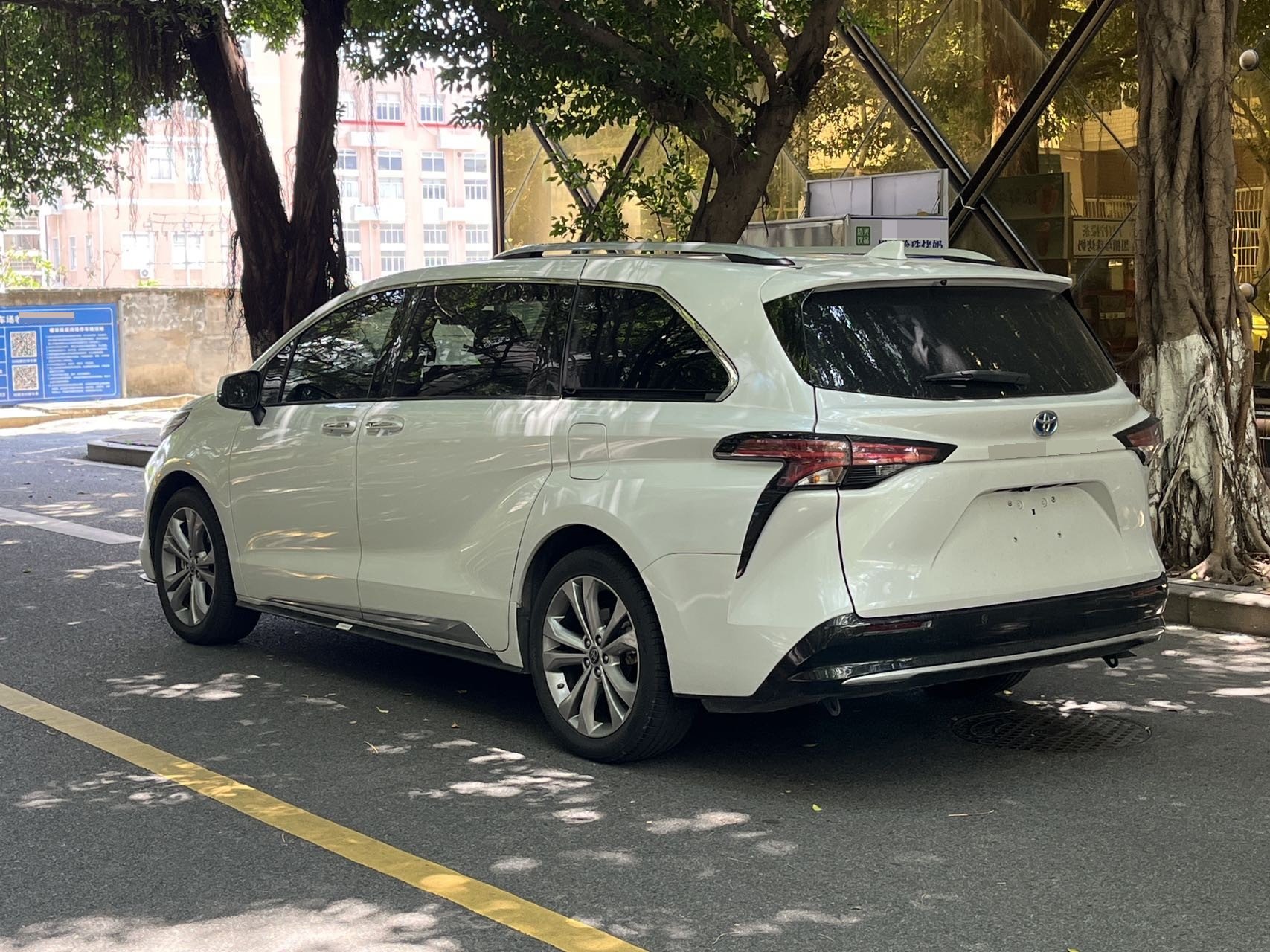 Toyota 2023 Sienna 2.5 CVT Platinum Edition