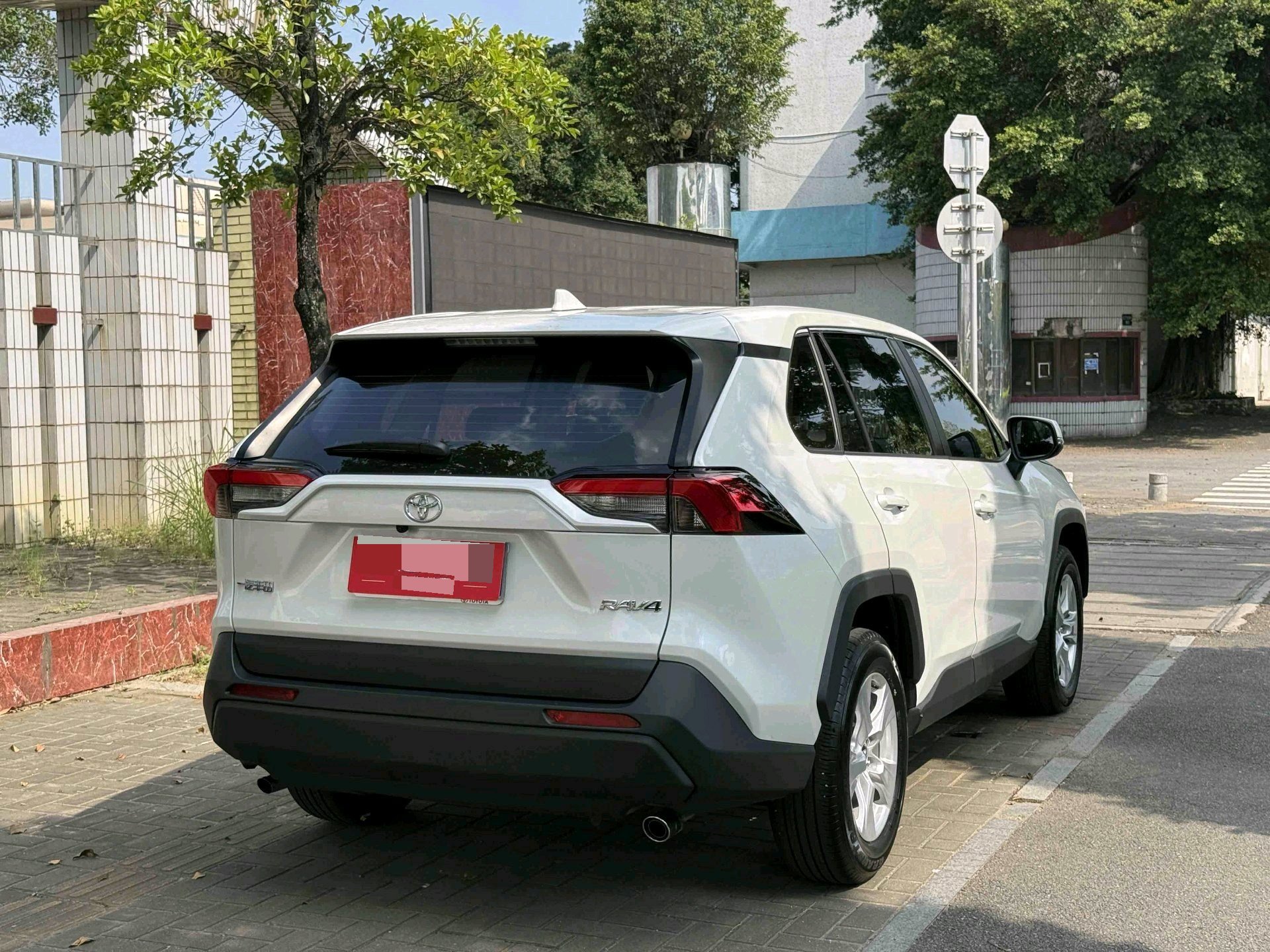 丰田 2024款 RAV4荣放 2.0 无级 两驱都市版