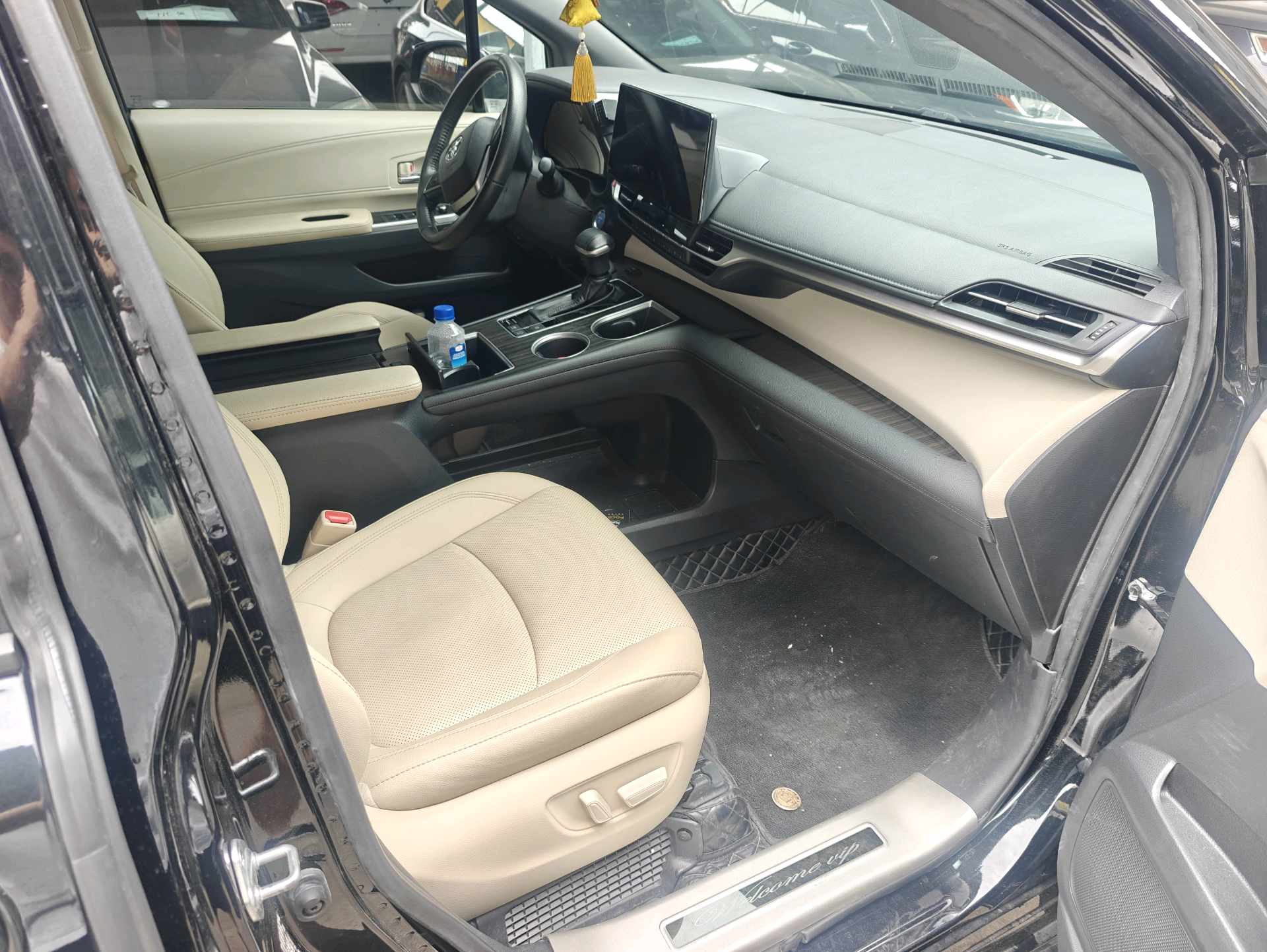 Toyota 2022 Granvia HYBRID 2.5 CVT Premium Edition