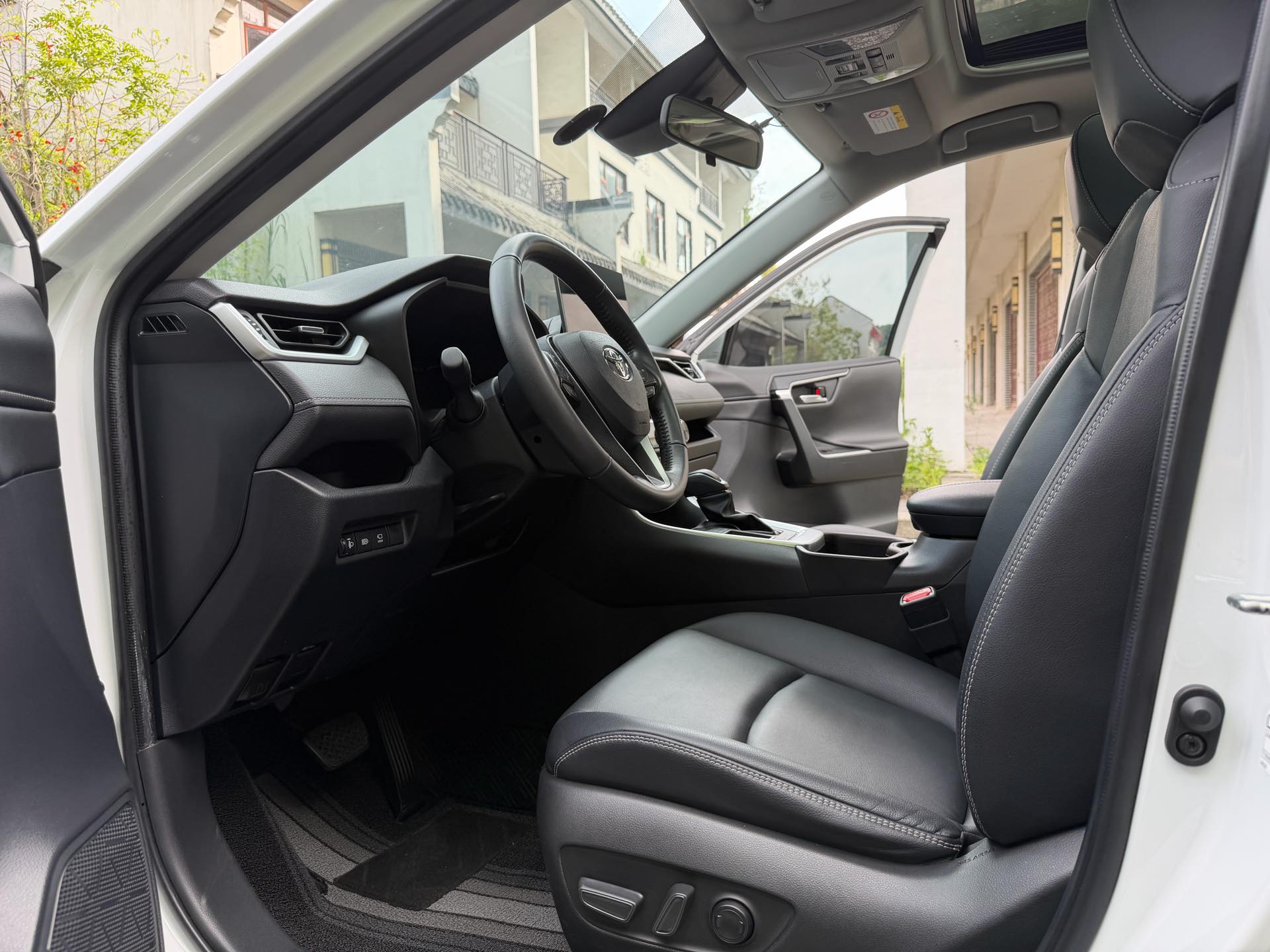 丰田 2021款 RAV4荣放 2.0 无级 两驱风尚PLUS版