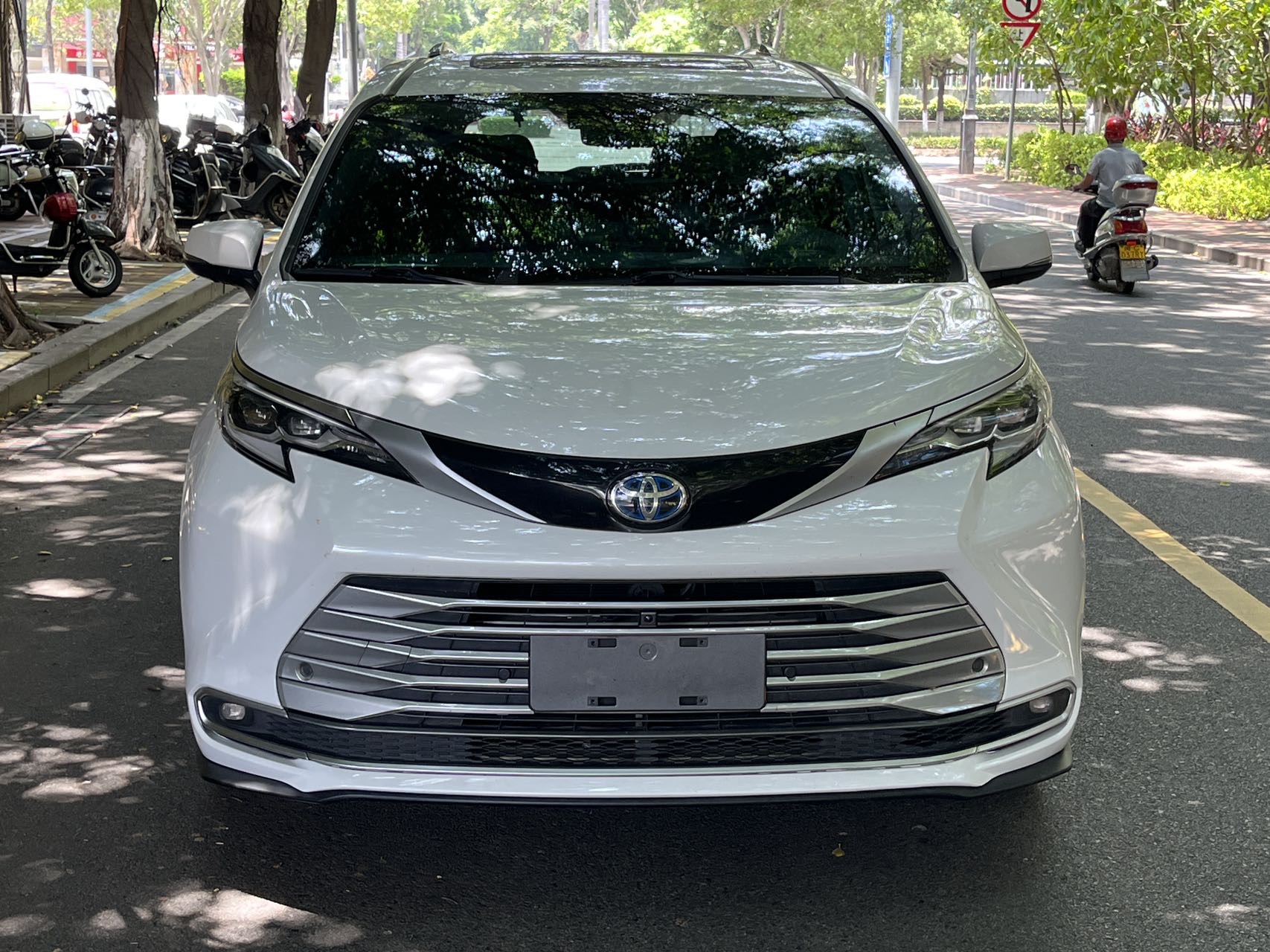 Toyota 2023 Sienna 2.5 CVT Platinum Edition