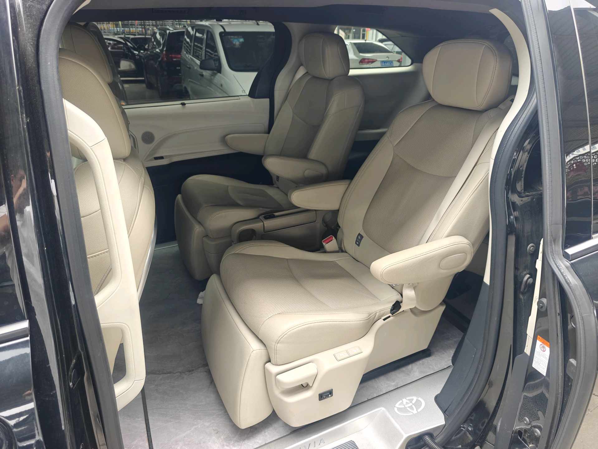 Toyota 2022 Granvia HYBRID 2.5 CVT Premium Edition