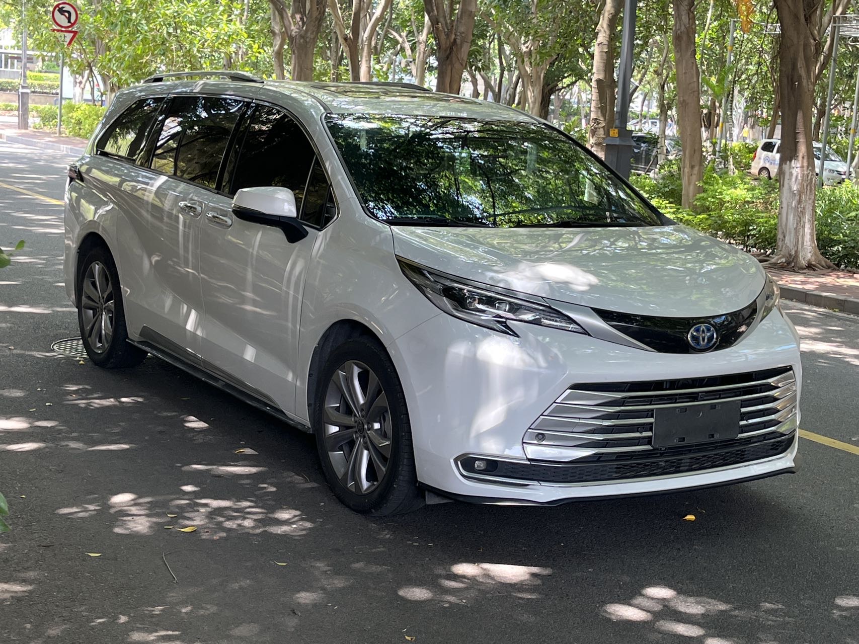 Toyota 2023 Sienna 2.5 CVT Platinum Edition