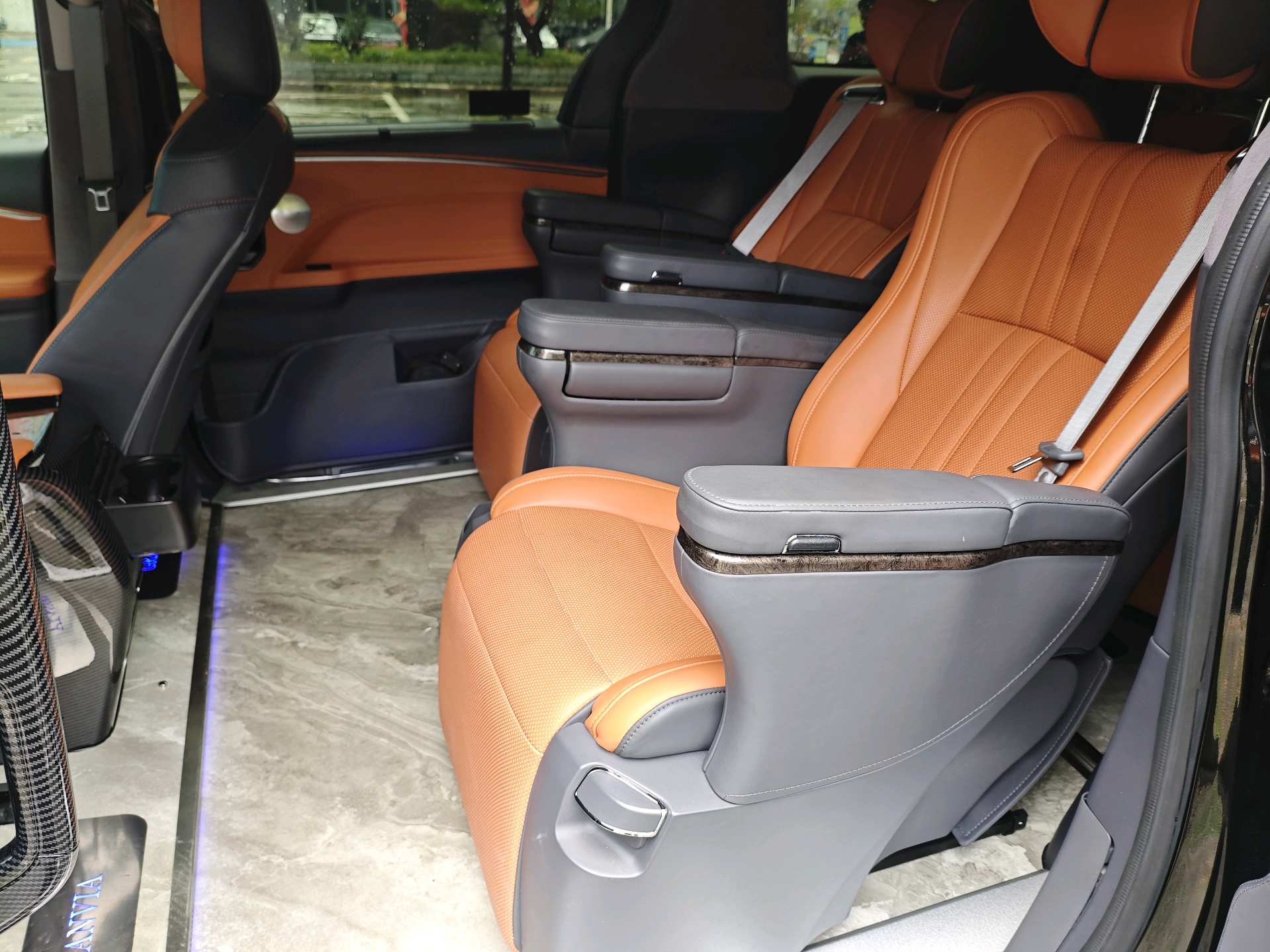 Toyota 2023 Granvia HYBRID 2.5 CVT Comfort Edition