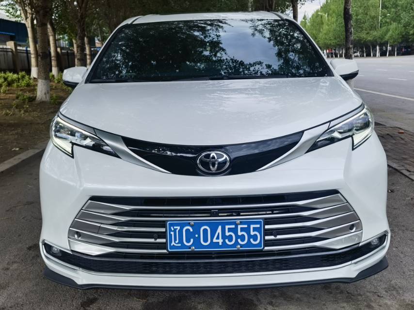 Toyota 2024 Sienna 2.5 CVT Platinum Edition