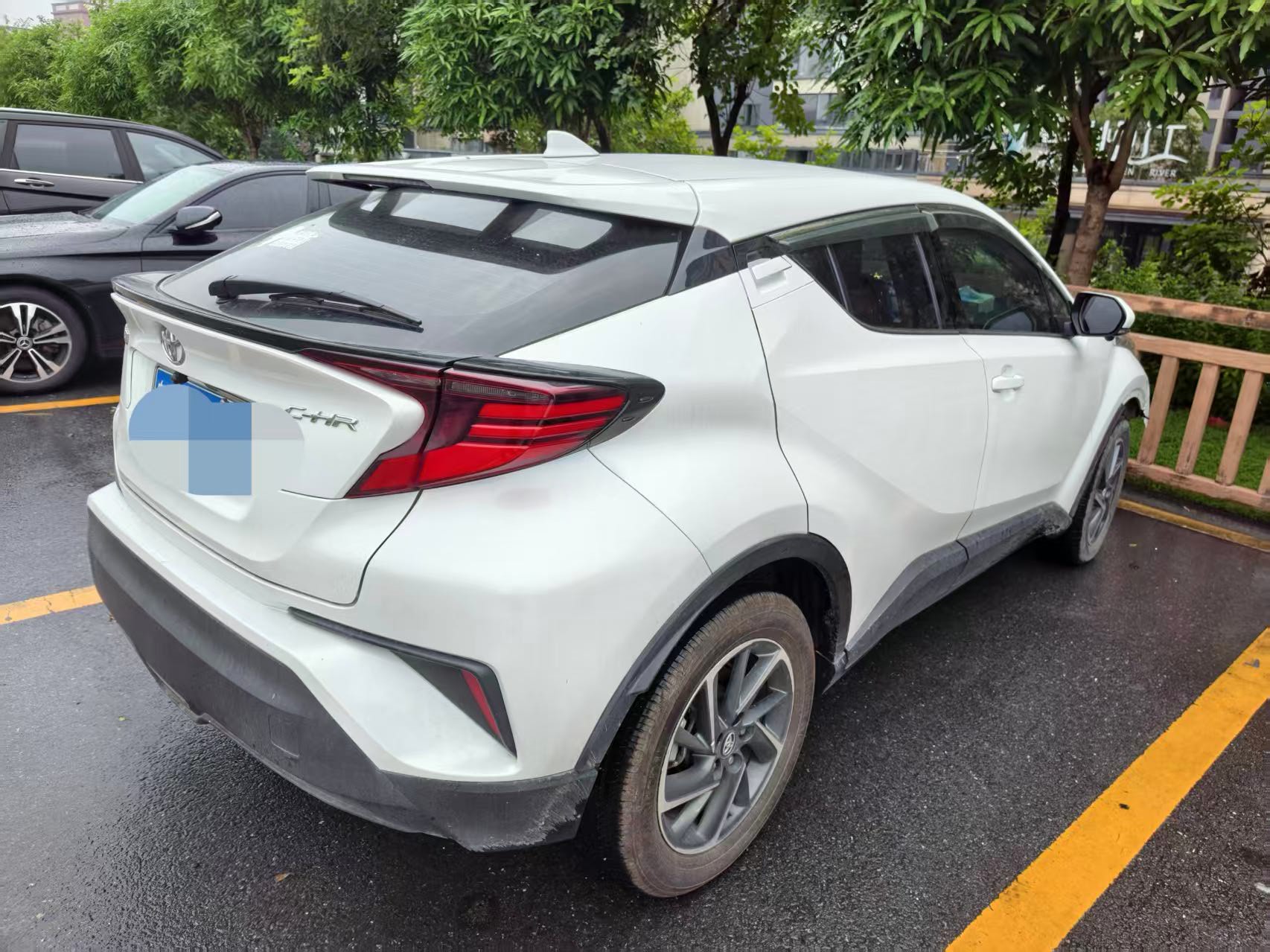 丰田 2022款 C-HR 2.0 无级 领先版