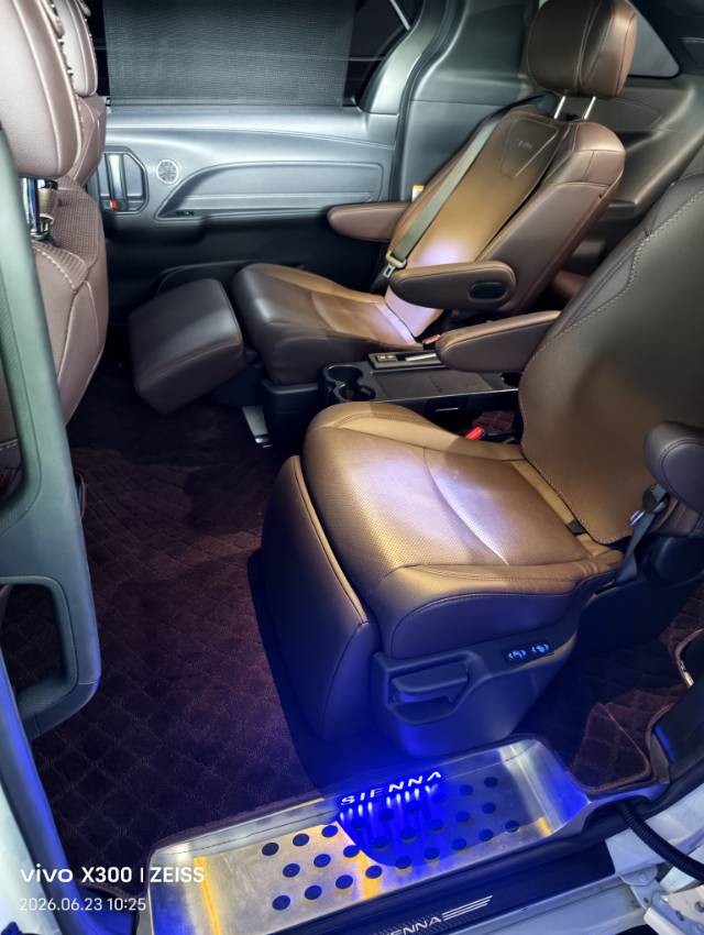 Toyota 2021 Sienna 2.5 CVT Platinum Edition