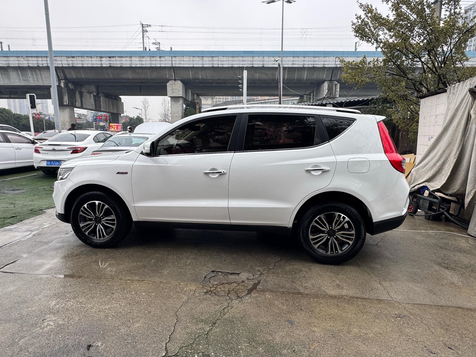 吉利 2016款 远景SUV(X6) 1.3T 无级 旗舰型