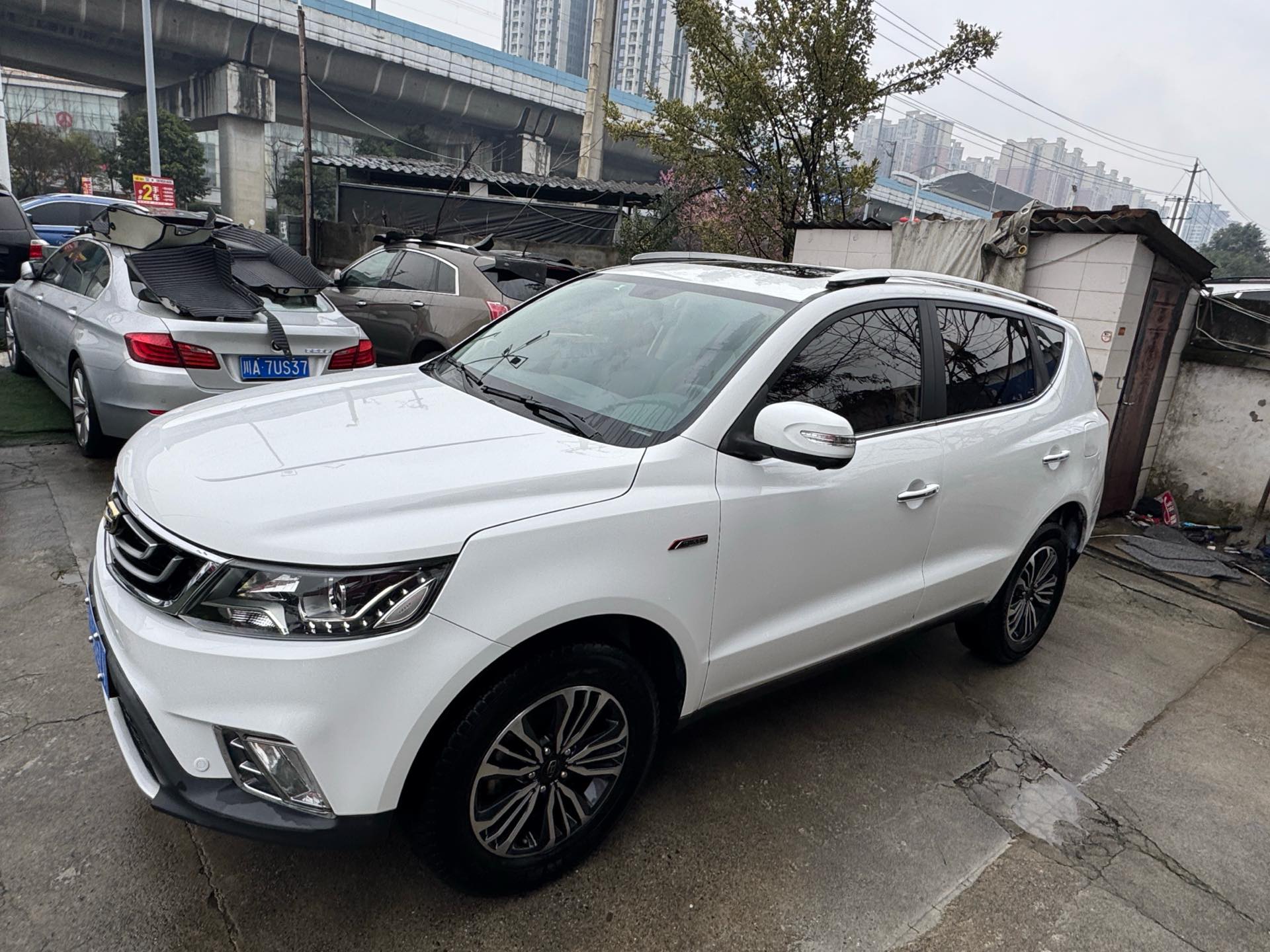 吉利 2016款 远景SUV(X6) 1.3T 无级 旗舰型