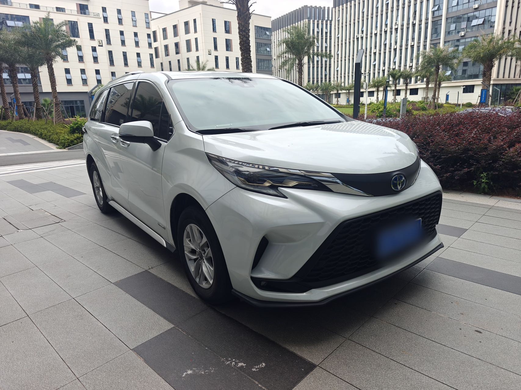 Toyota 2023 Granvia HYBRID 2.5 CVT Comfort