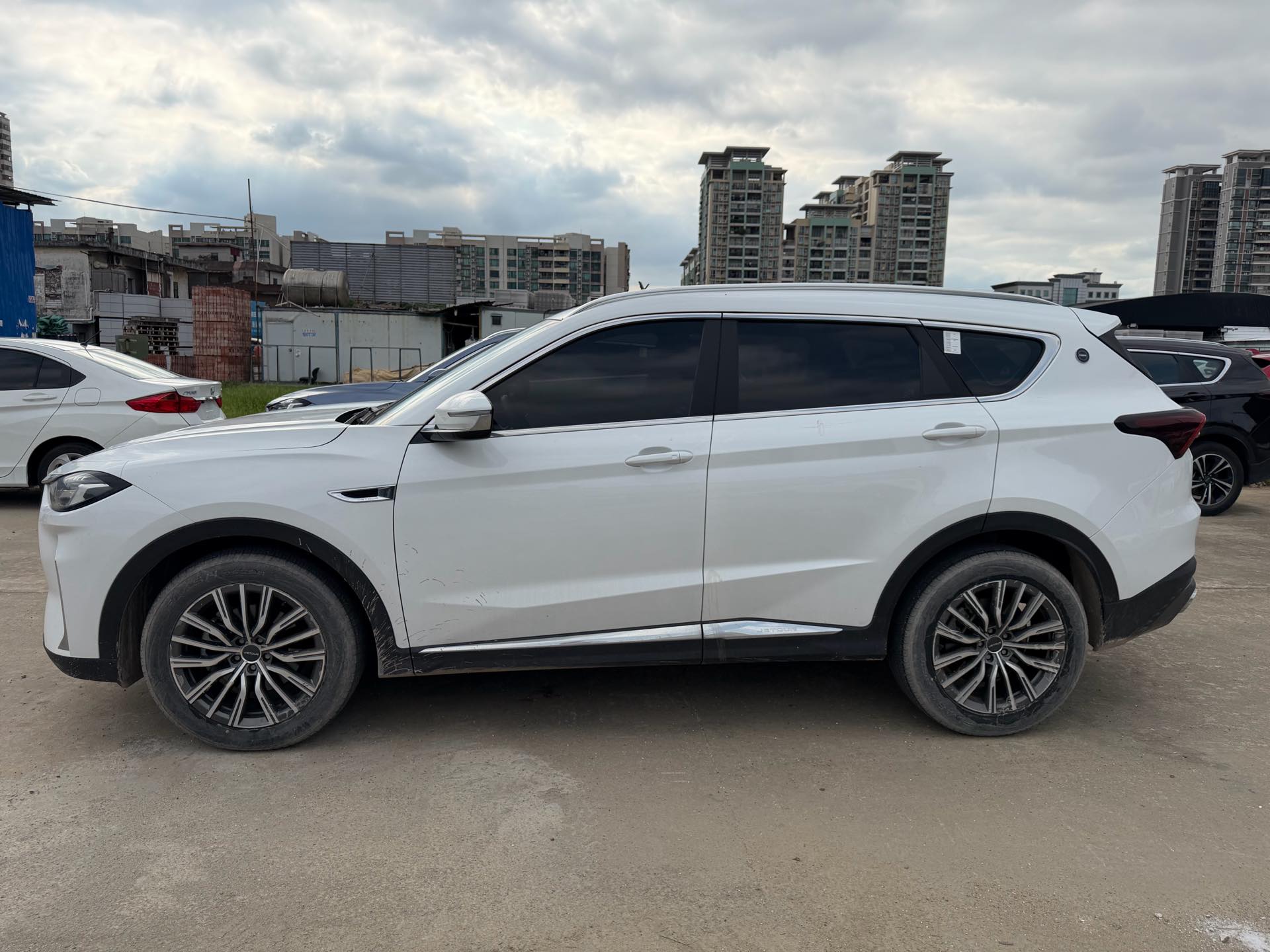 捷途 2023款 X70 PLUS 1.5T 无级 自强MAX5座