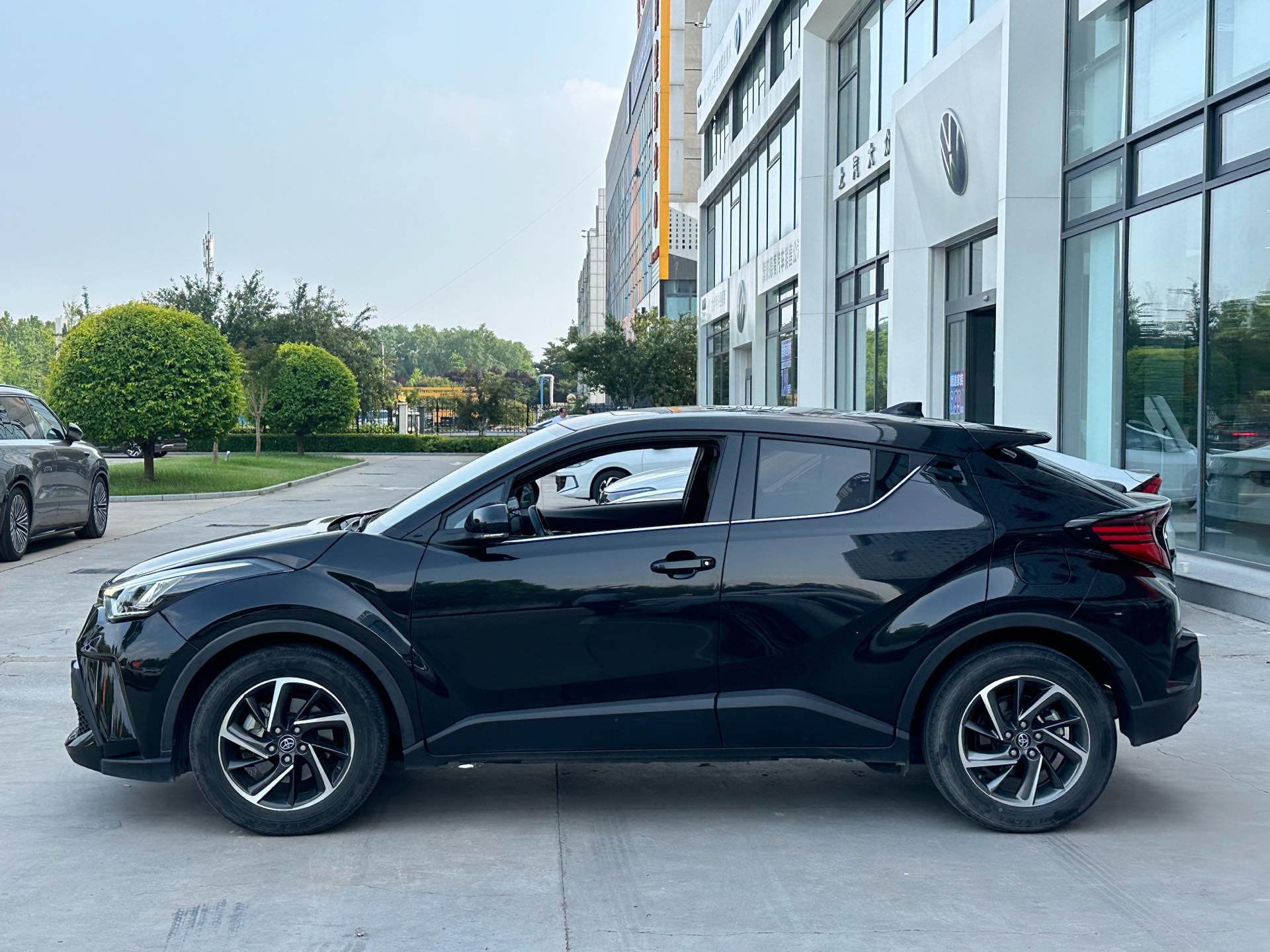 丰田 2022款 C-HR 2.0 无级 领先版