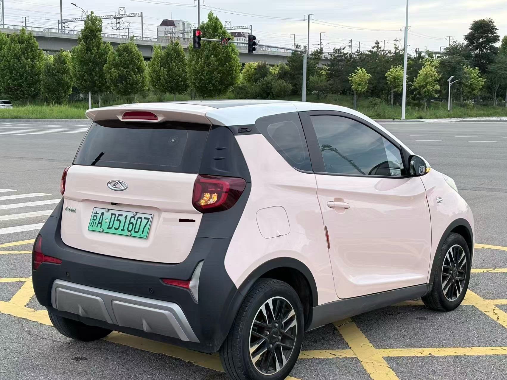 奇瑞 2022款 eQ1 甜粉款 半糖版 三元锂 30kW 301km