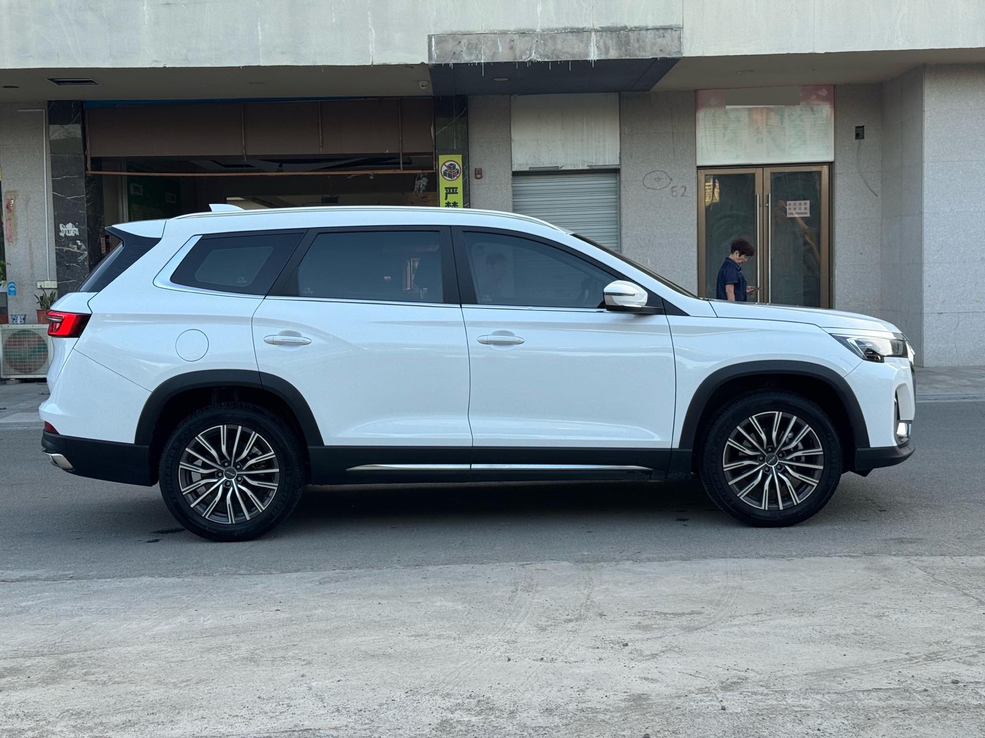 捷途 2024款 X90 PLUS 1.6TD 大家庭欢乐版7座