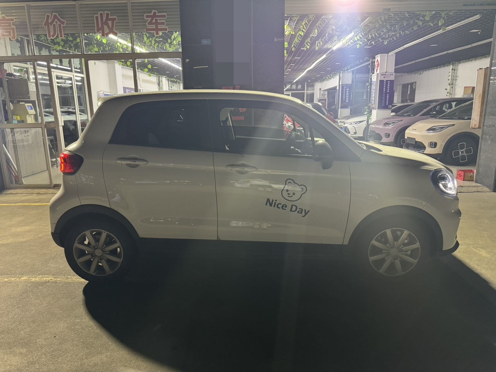Leapmotor 2022 T03 Amber Edition