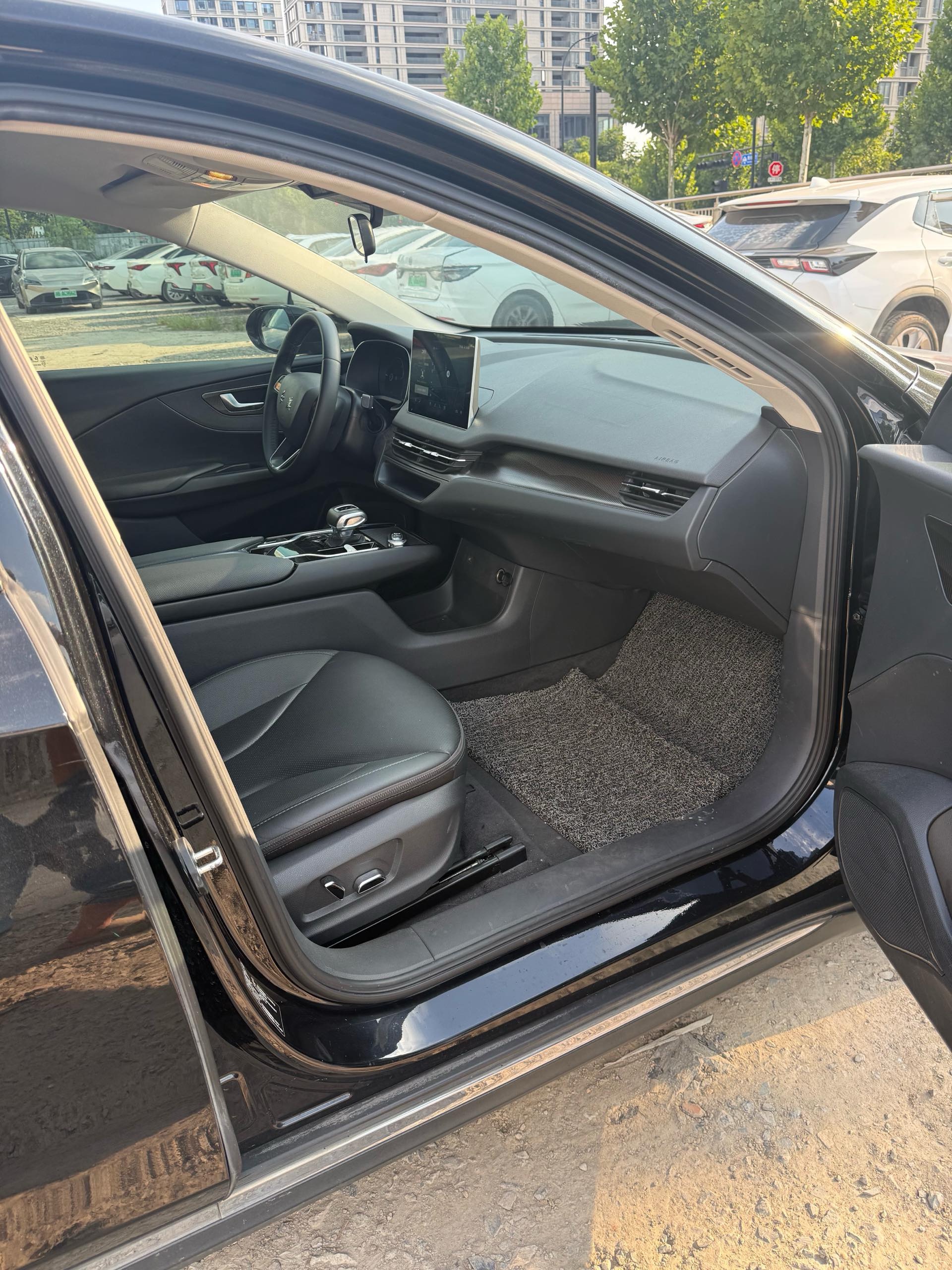 Hongqi E-QM5 2022 431km Charging Joy Edition