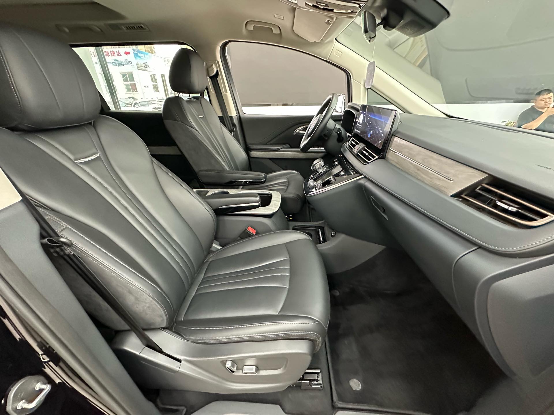 Hongqi HQ9 PHEV 2.0T 4WD Business Edition 2024