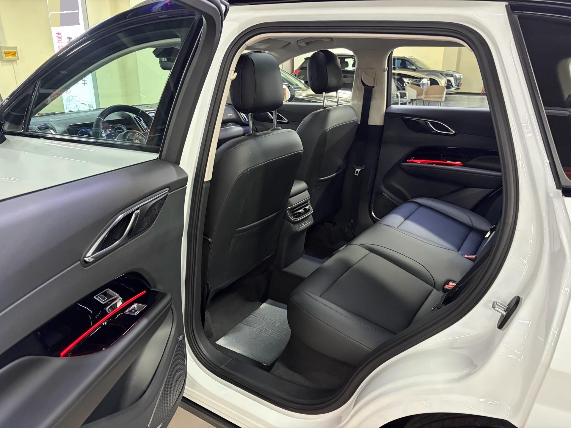 红旗 2025款 HS3 PHEV 1.5T 117km 劲为版