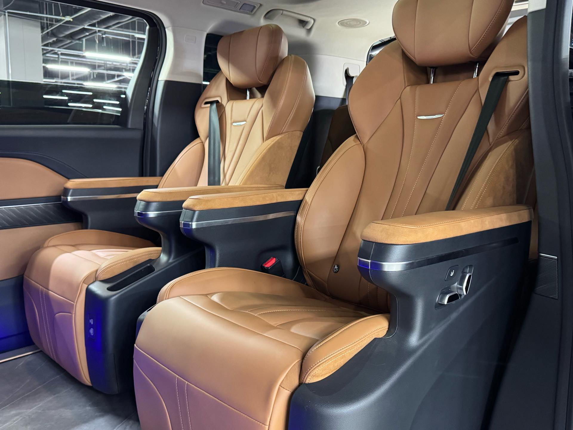 红旗 2024款 HQ9 PHEV 2.0T 四驱商务版