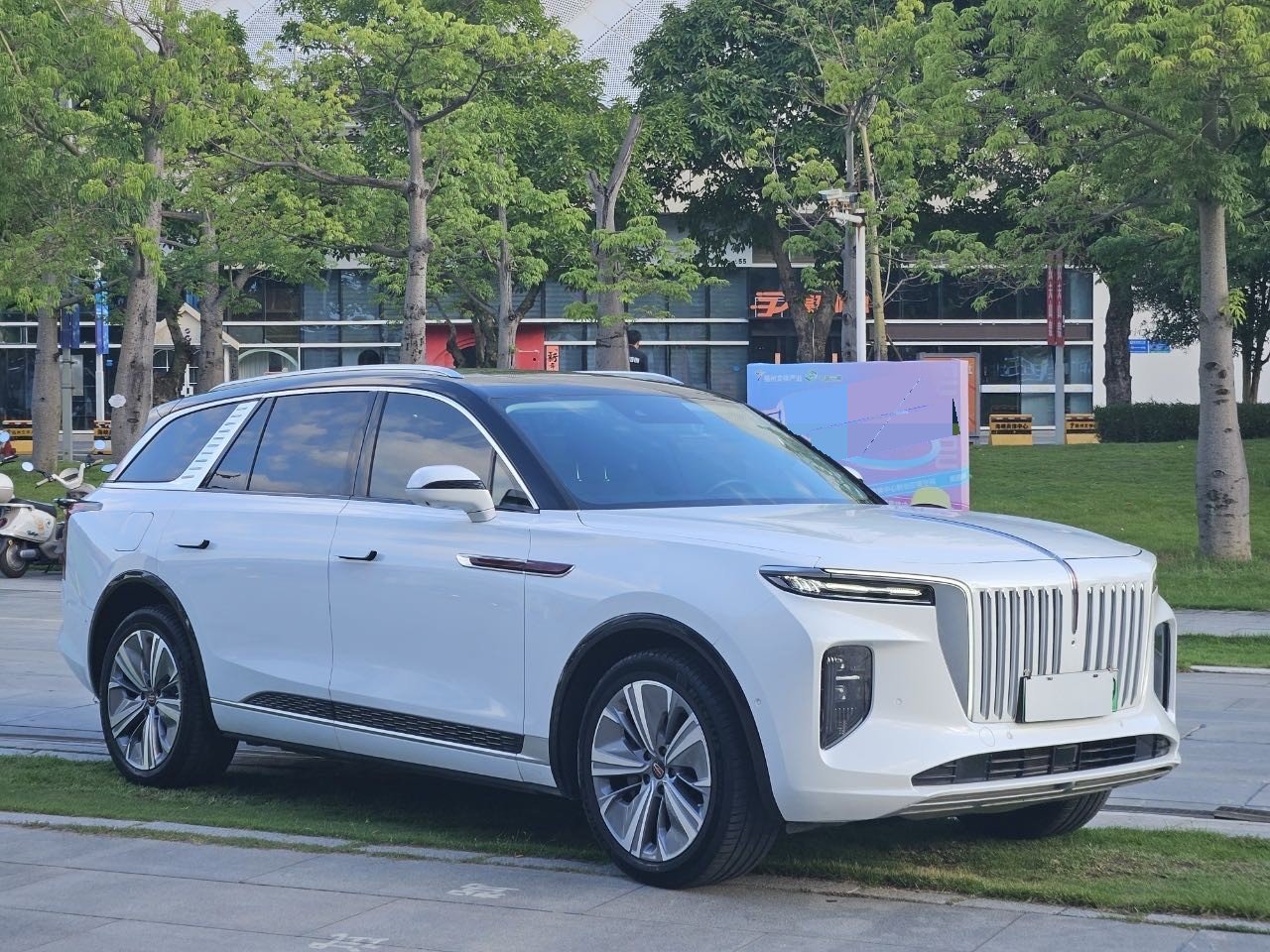 红旗 2022款 E-HS9 690km 旗享版6座
