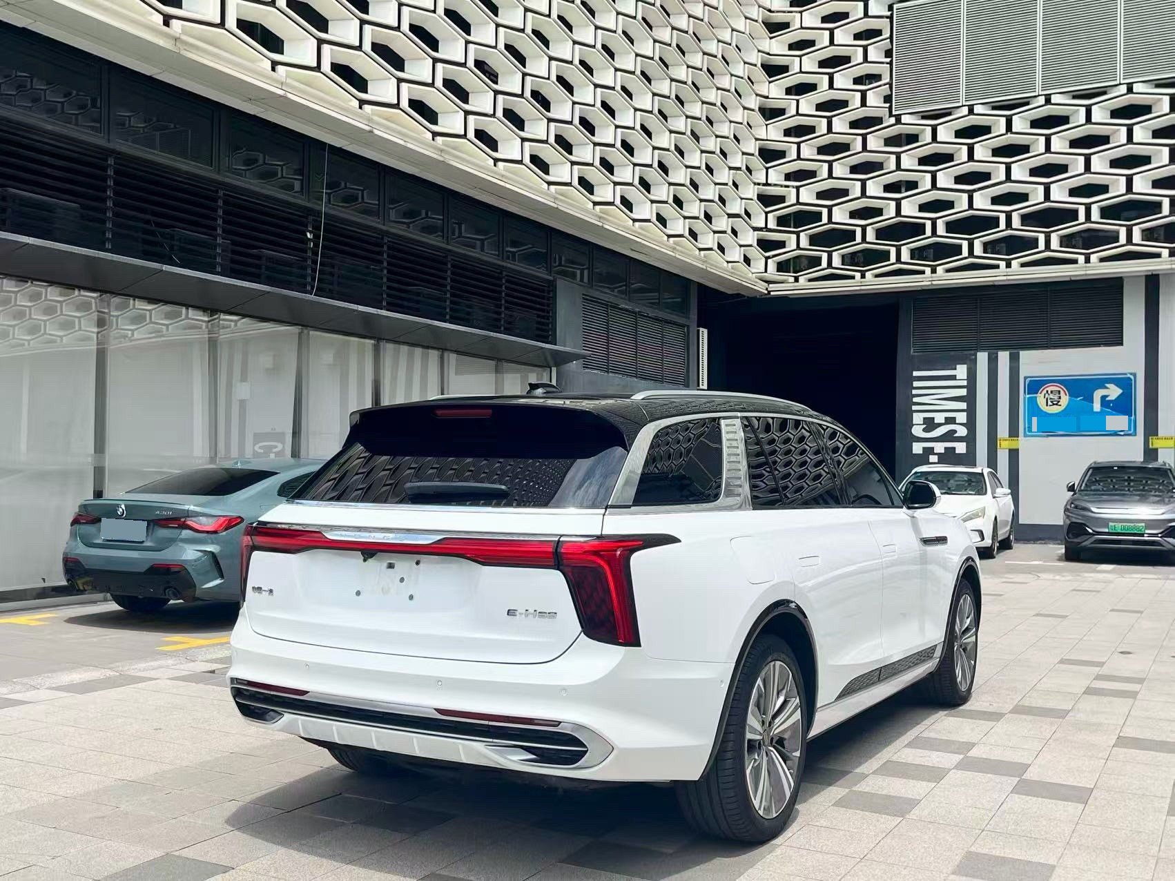 Hongqi E-HS9 2022 690km Flagship 6-Seater
