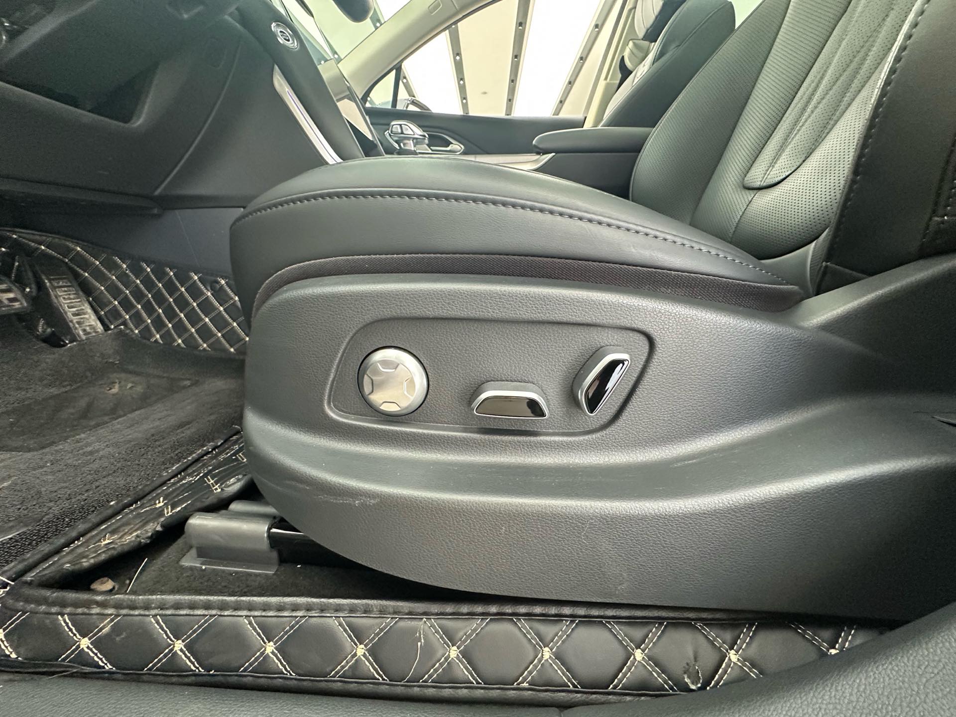 红旗 2024款 HS7 PHEV 2.0T 四驱旗畅版6座
