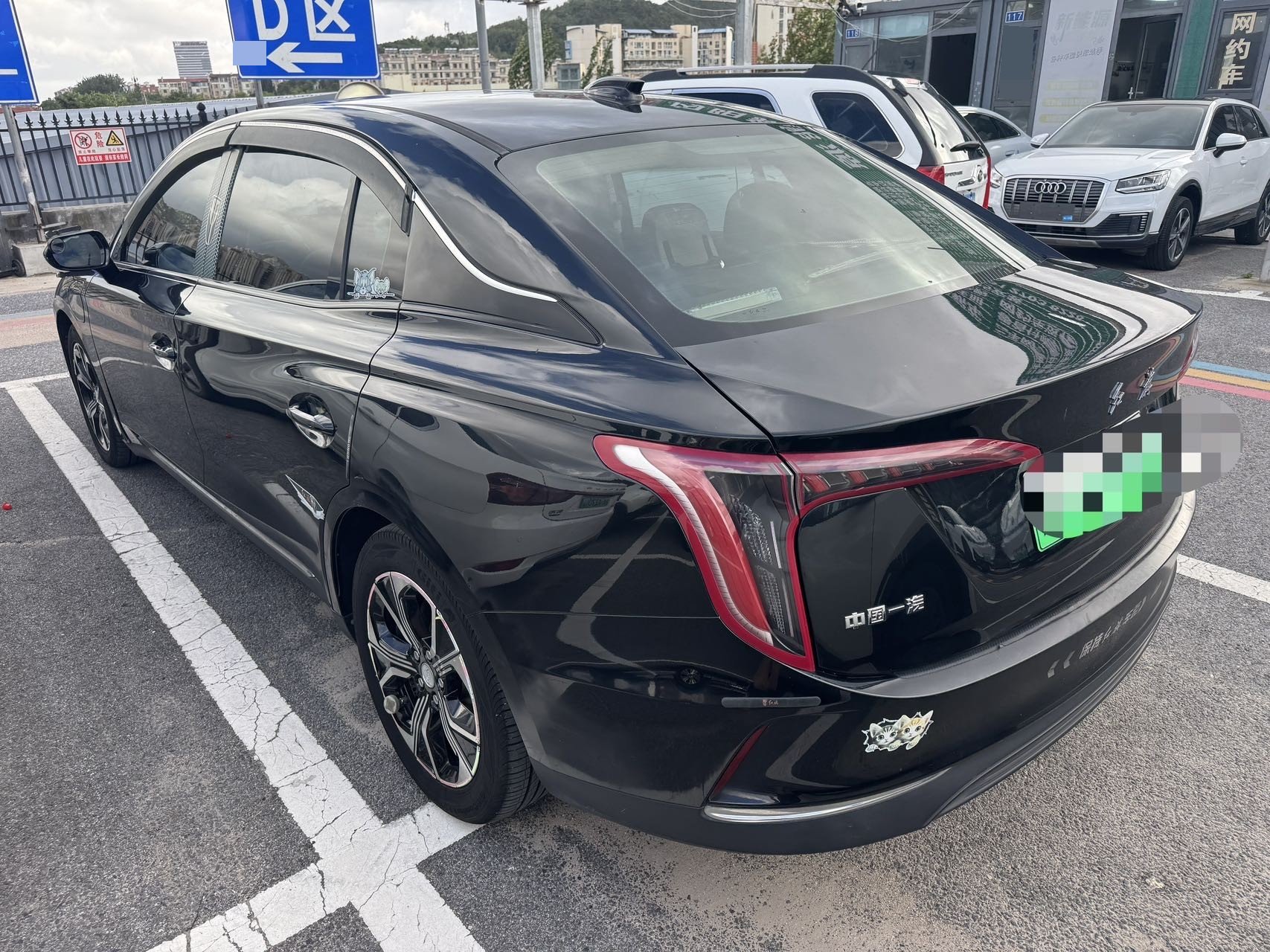 Hongqi E-QM5 2021 Charging Qiyue