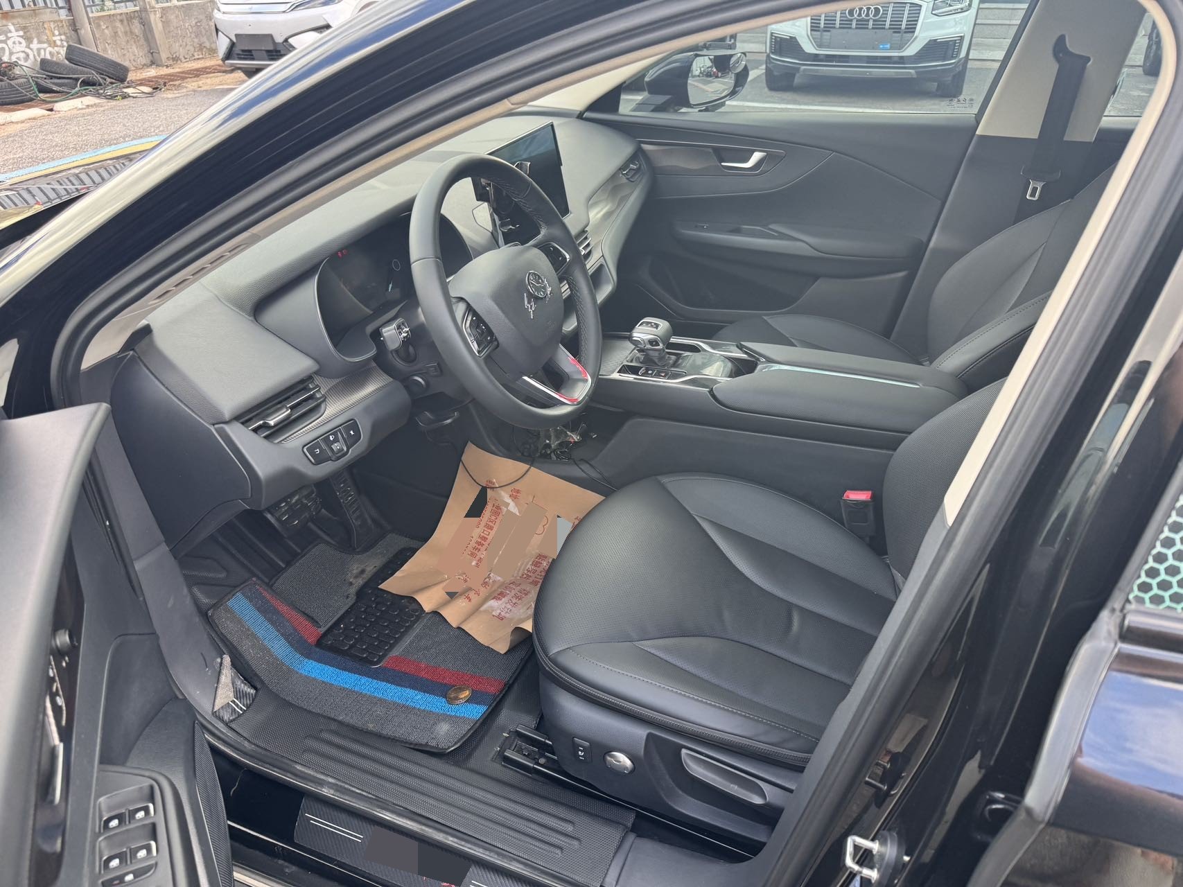 Hongqi E-QM5 2021 Charging Qiyue