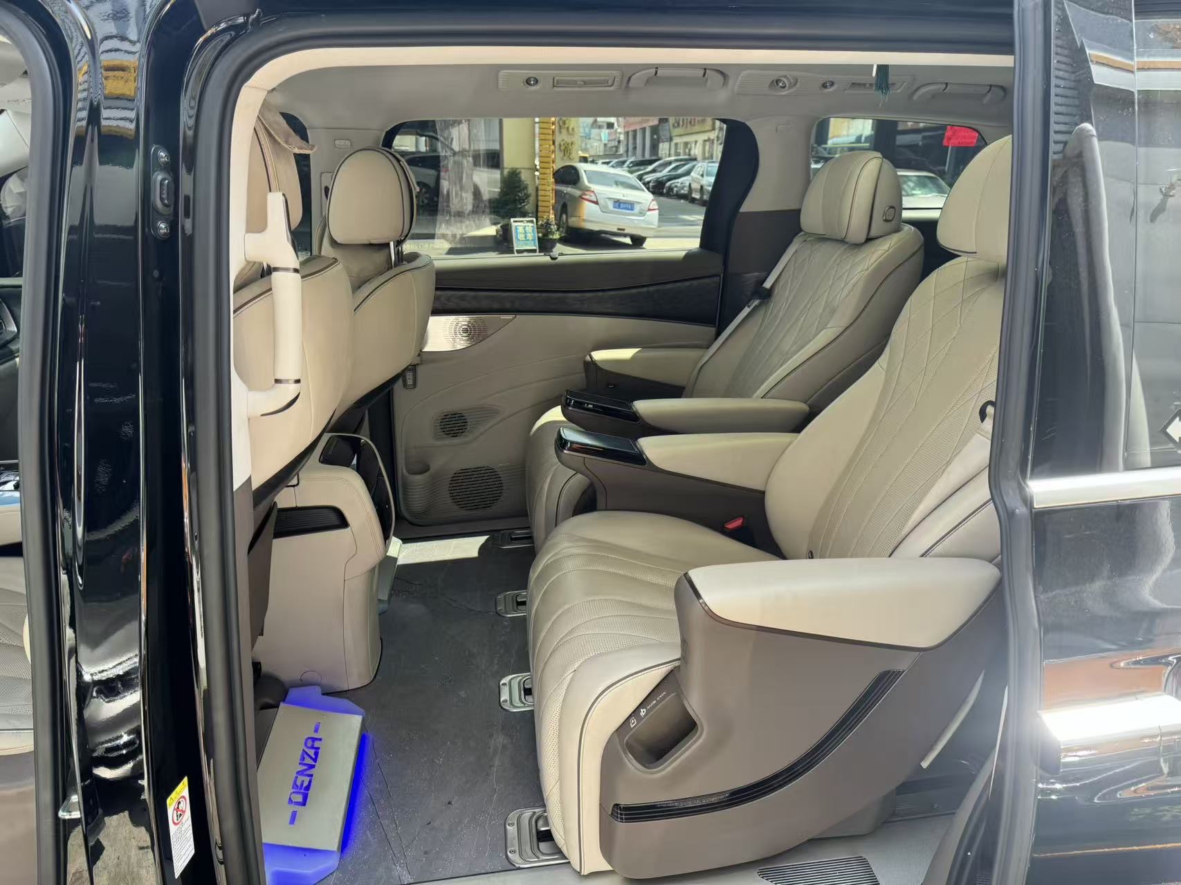 Denza D9 DM-i 2022 1.5T CVT 1040 Premium