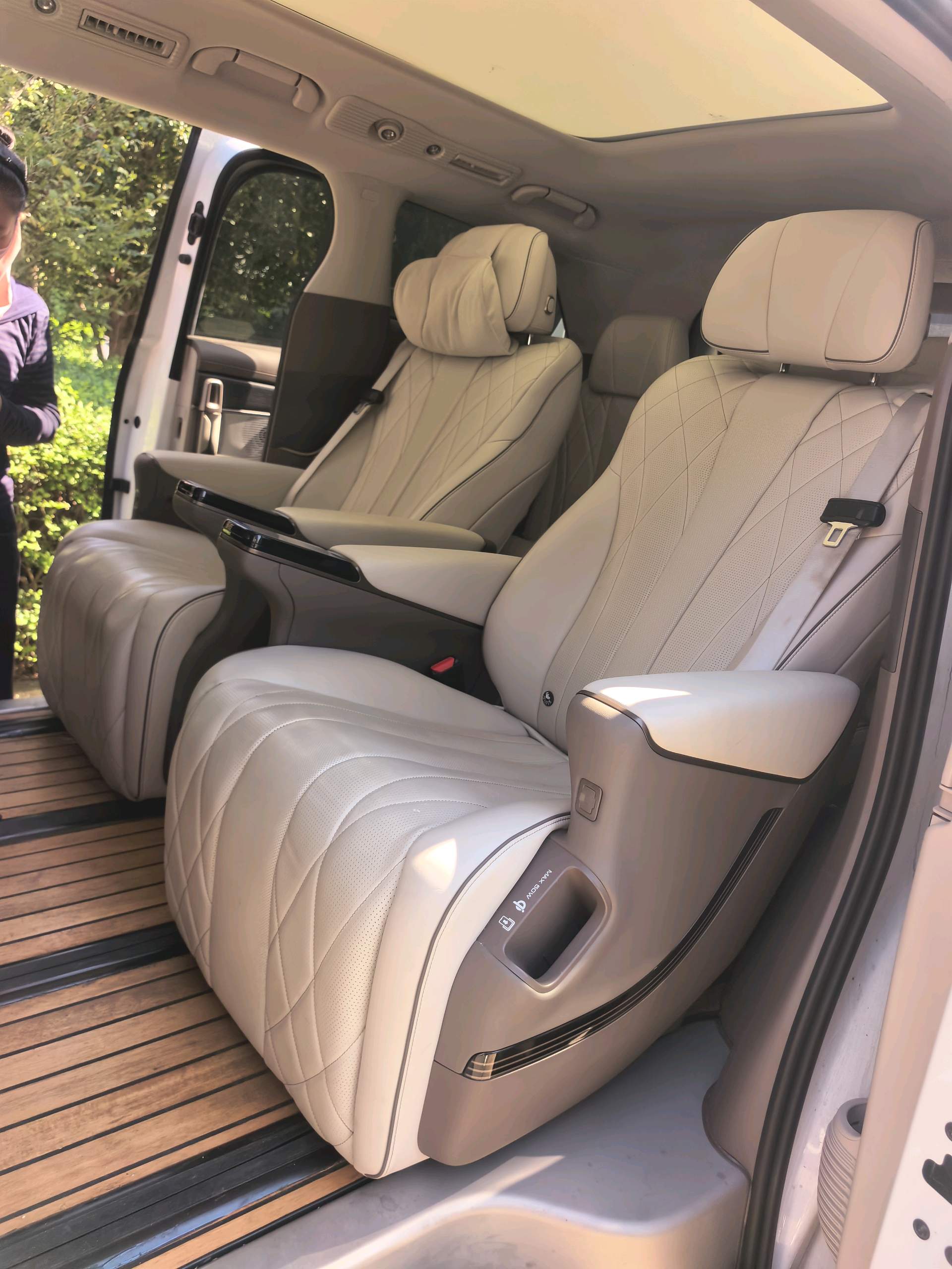 Denza 2022 Denza D9 DM-i 1.5T CVT 970 AWD Premium