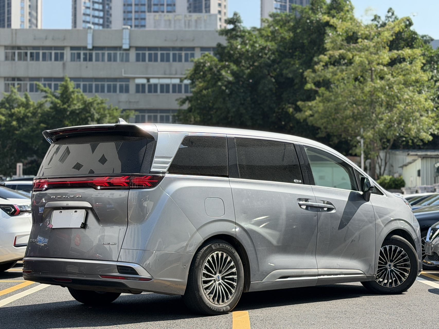 Denza 2022 Denza D9 DM-i 1.5T CVT 970 AWD Flagship