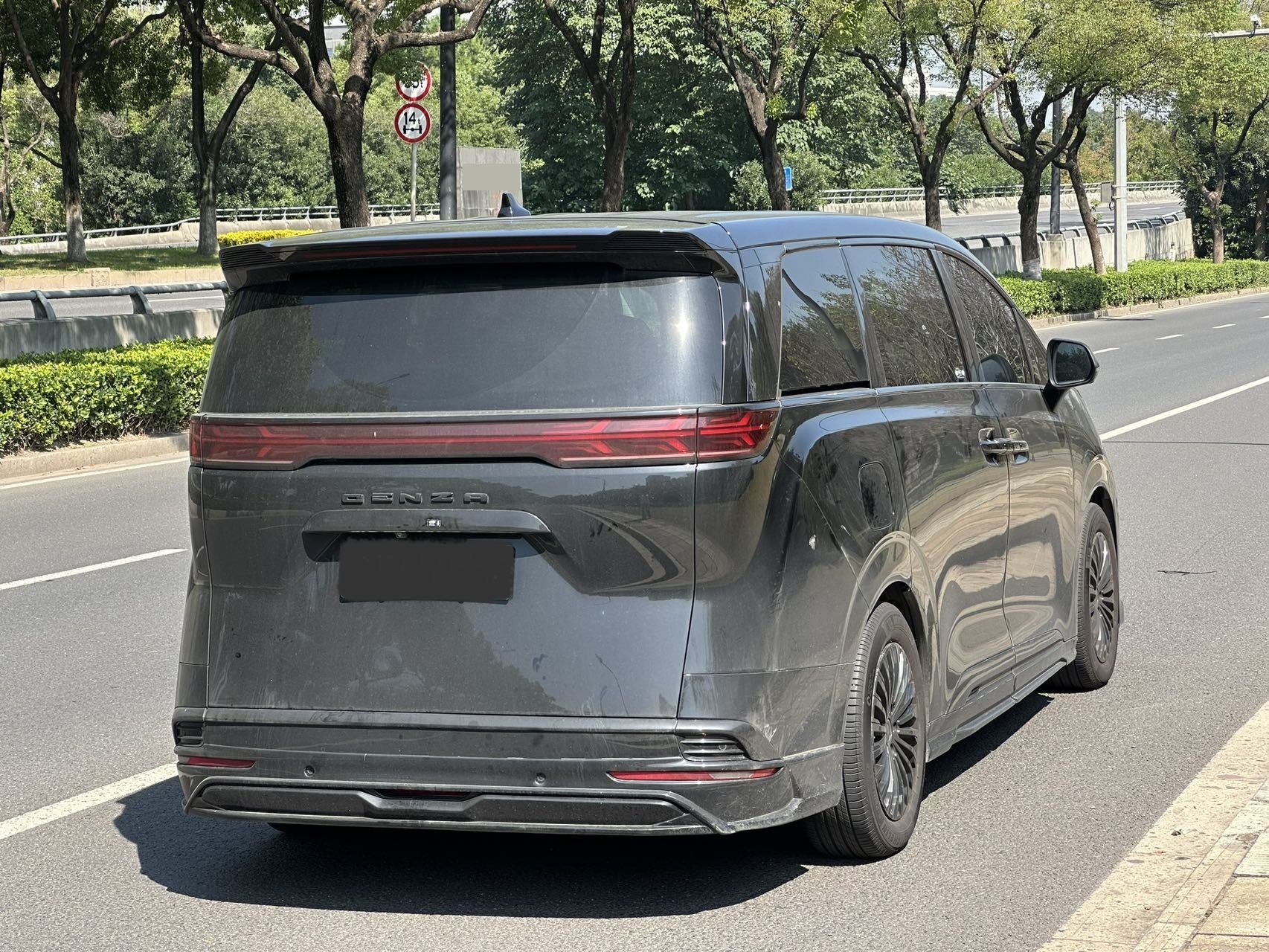 Denza 2024 Denza D9 DM-i 1.5T CVT 980 AWD Premium