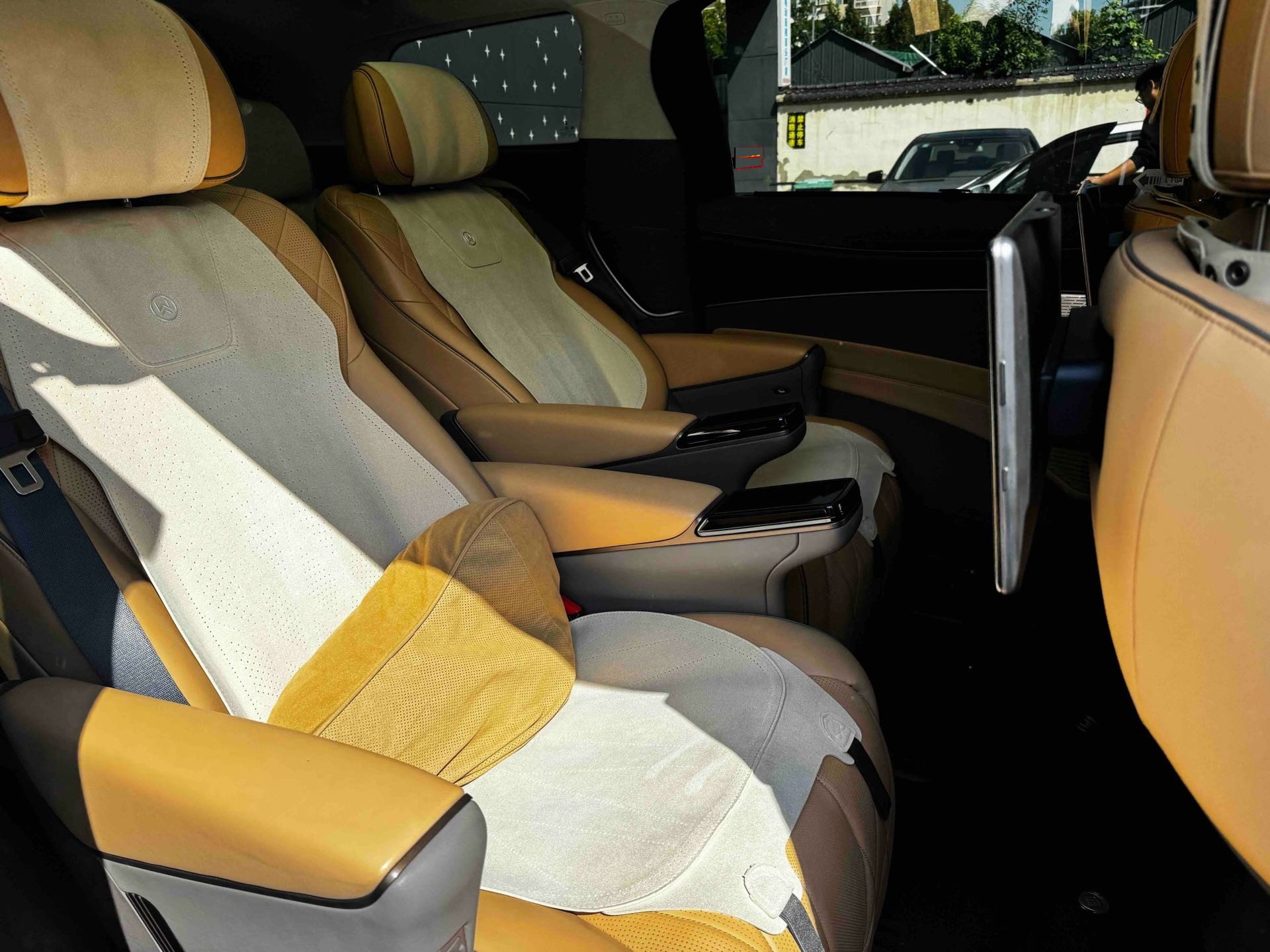 Denza 2022 Denza D9 DM-i 1.5T CVT 970 AWD Flagship