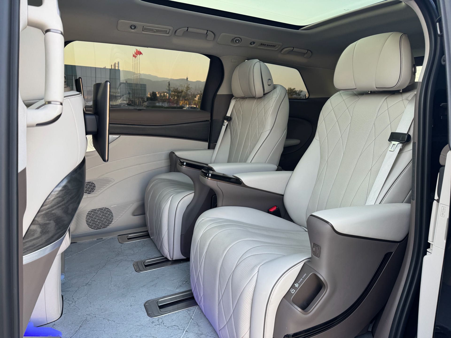 Denza 2022 Denza D9 DM-i 1.5T CVT 970 AWD Premium