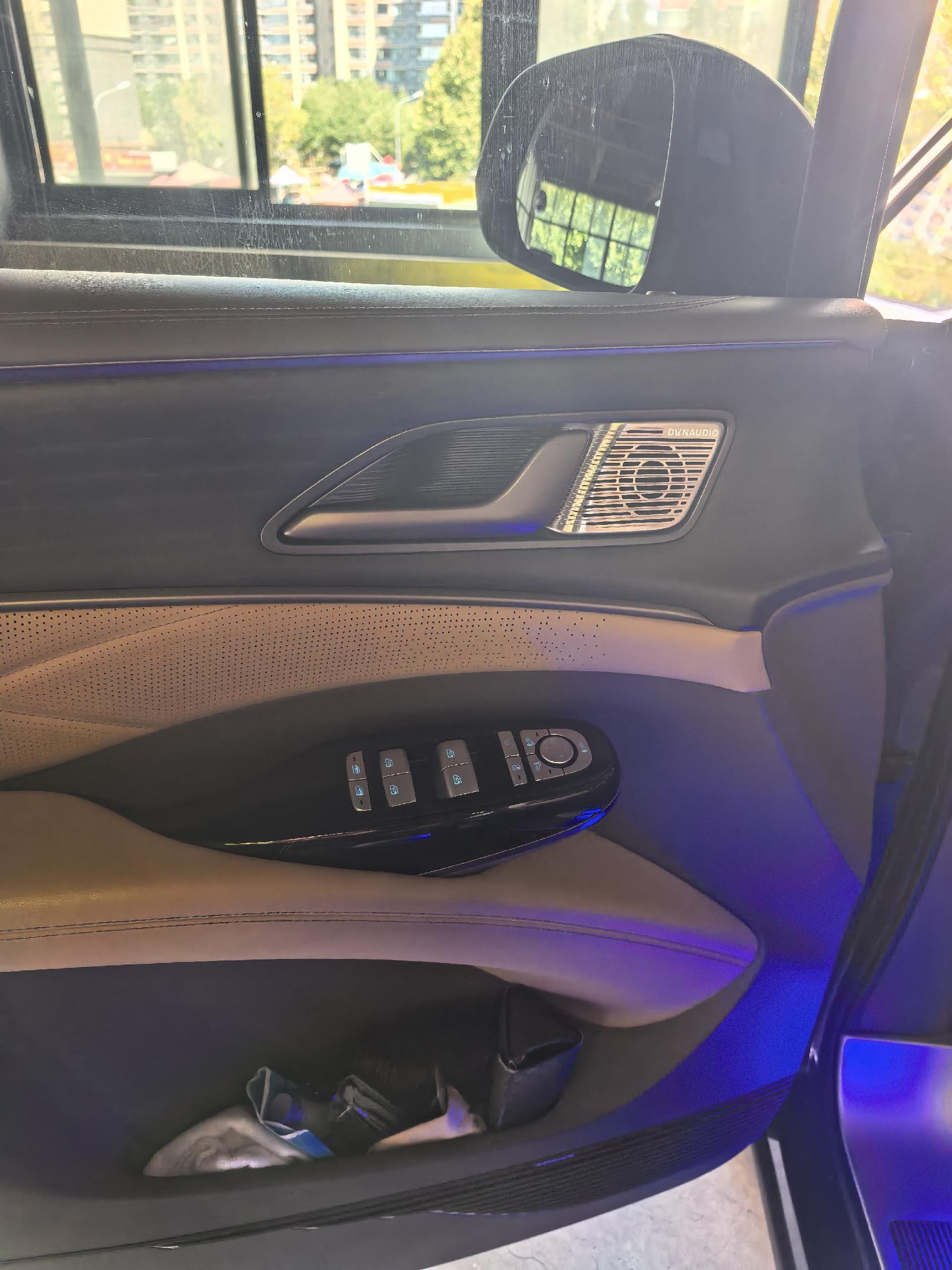 Denza 2022 Denza D9 DM-i 1.5T CVT 970 AWD Flagship