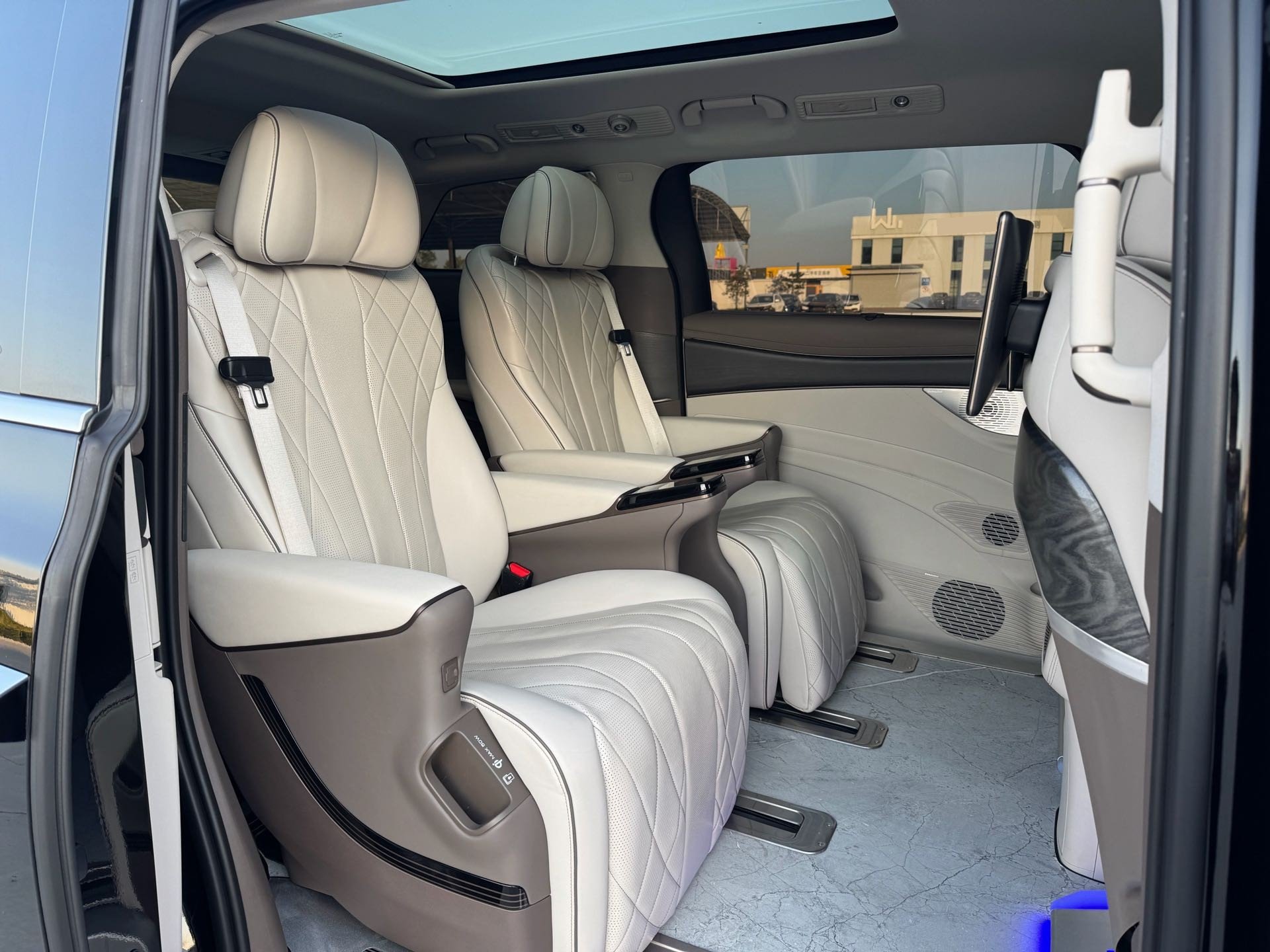 Denza 2022 Denza D9 DM-i 1.5T CVT 970 AWD Premium