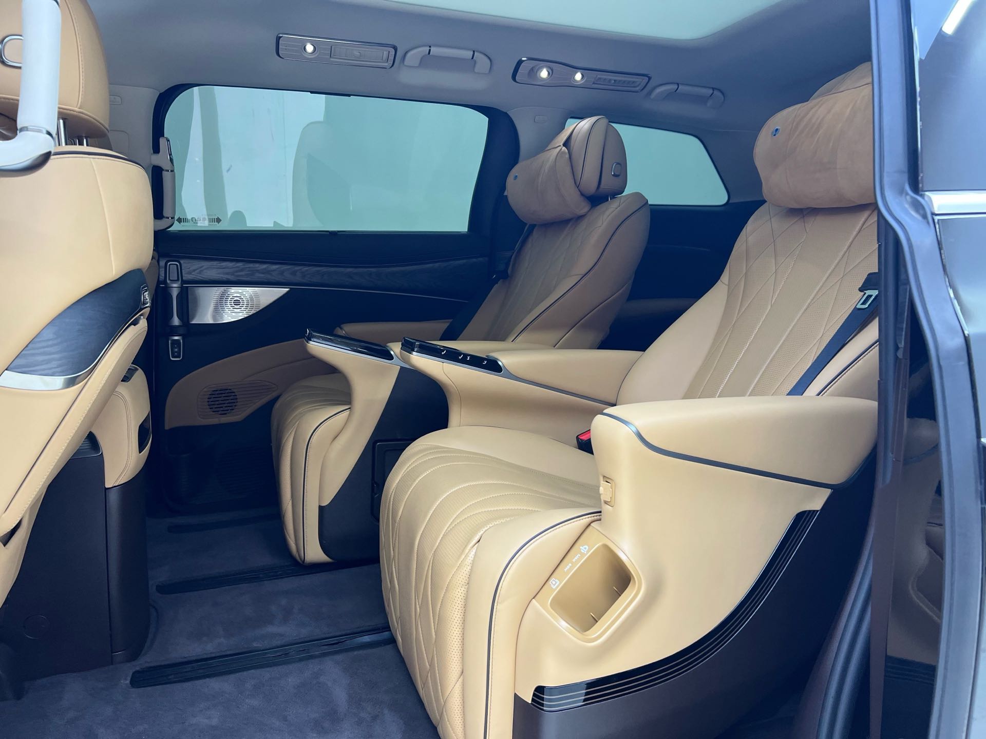 Denza 2024 Denza D9 DM-i 1.5T CVT 980 AWD Premium