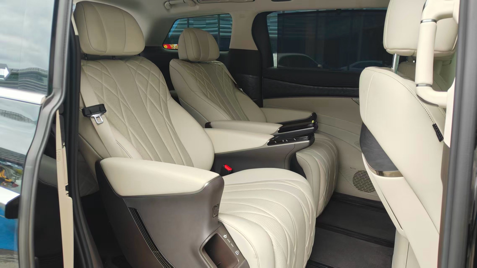 Denza 2025 Denza D9 DM-i 1.5T CVT Four-Wheel Drive Premium Voyage