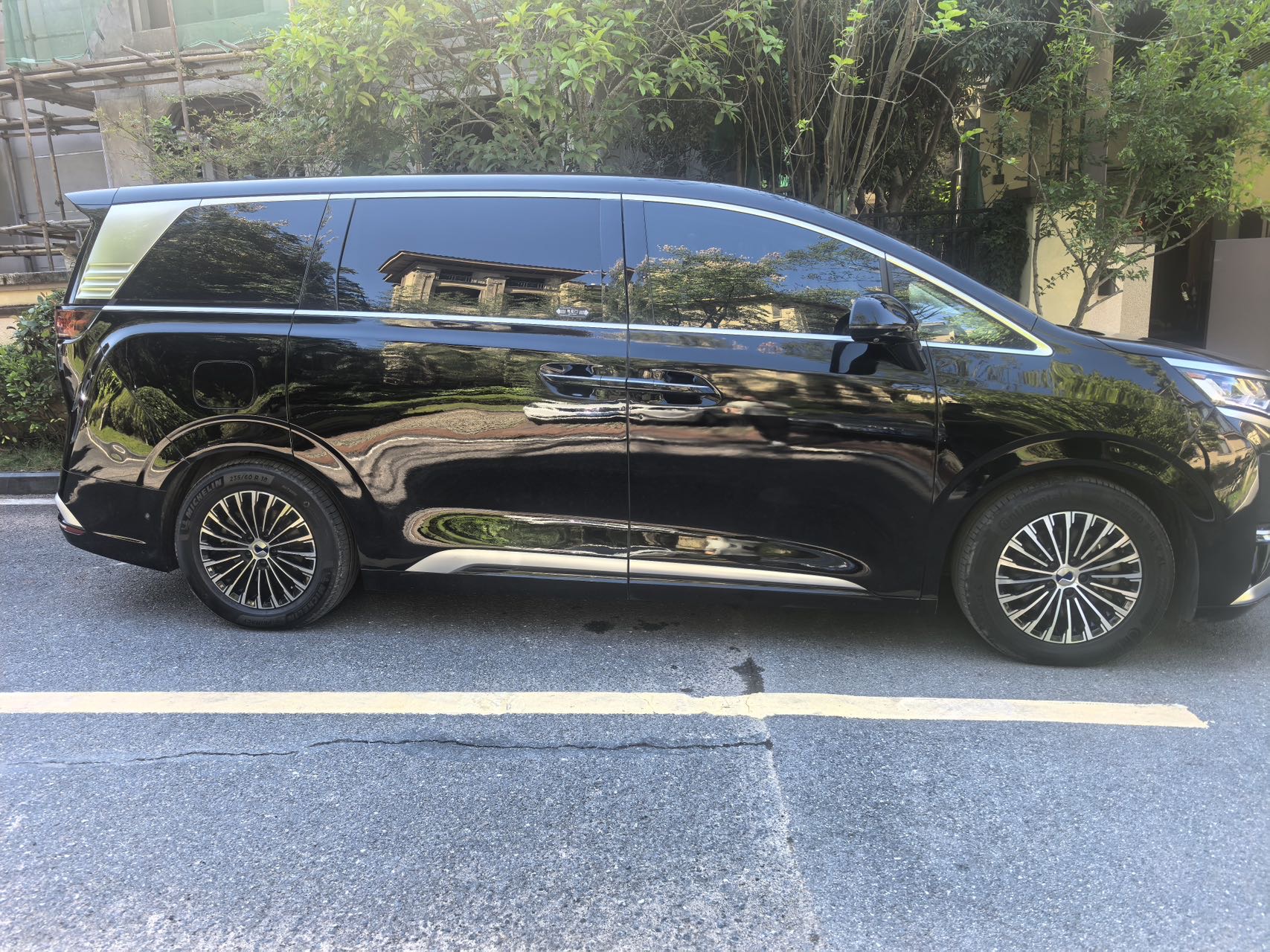 Denza 2022 Denza D9 DM-i 1.5T CVT 970 AWD Flagship