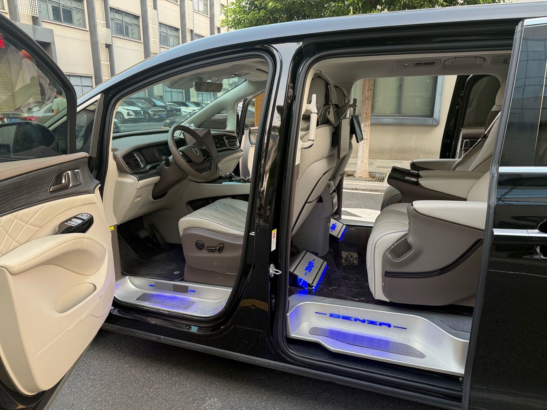Denza 2022 Denza D9 DM-i 1.5T CVT 970 AWD Flagship