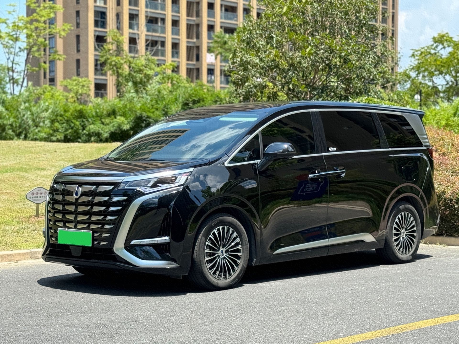 Denza 2024 Denza D9 DM-i 1.5T CVT 980 AWD Premium