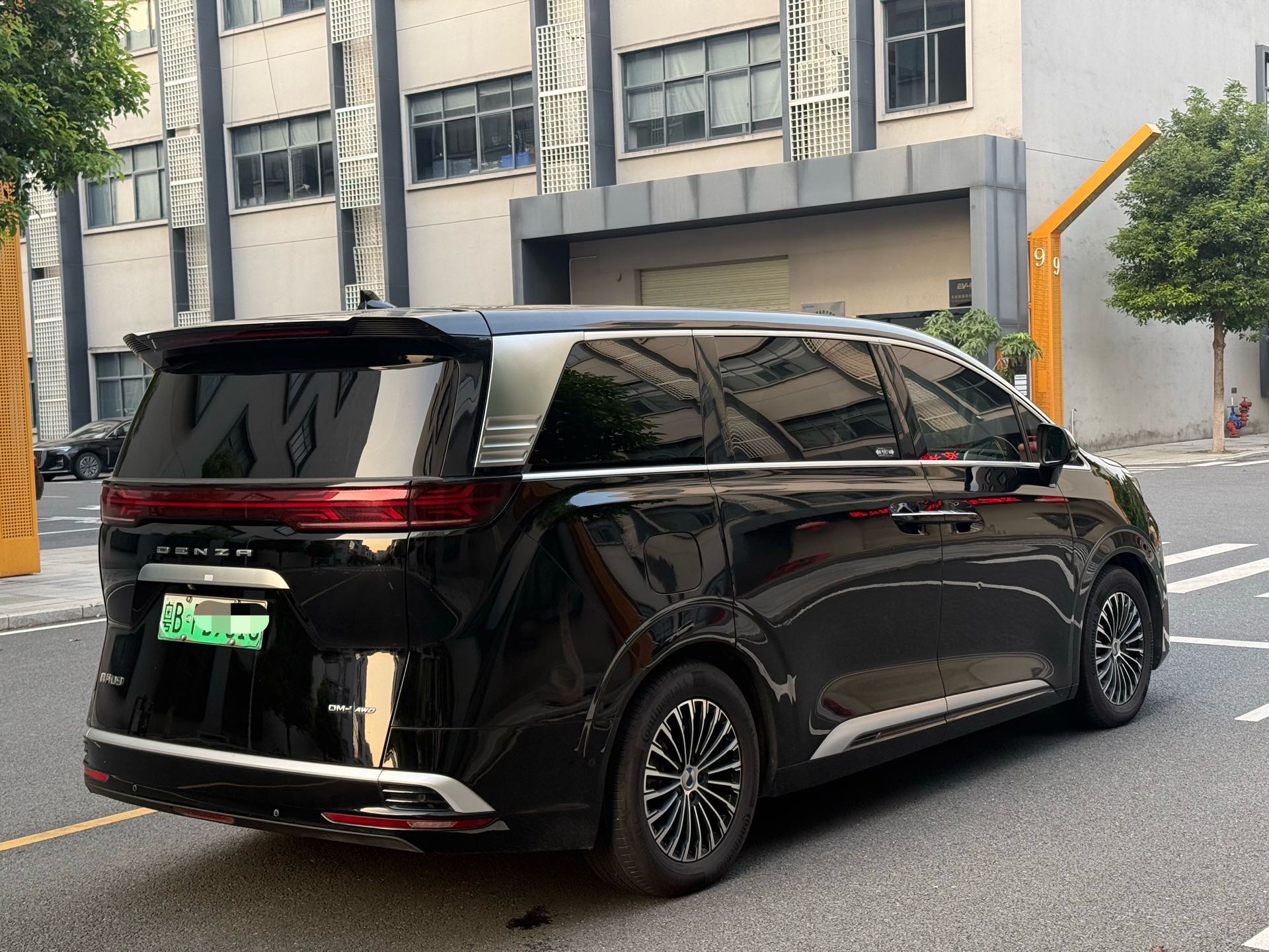 Denza 2022 Denza D9 DM-i 1.5T CVT 970 AWD Flagship