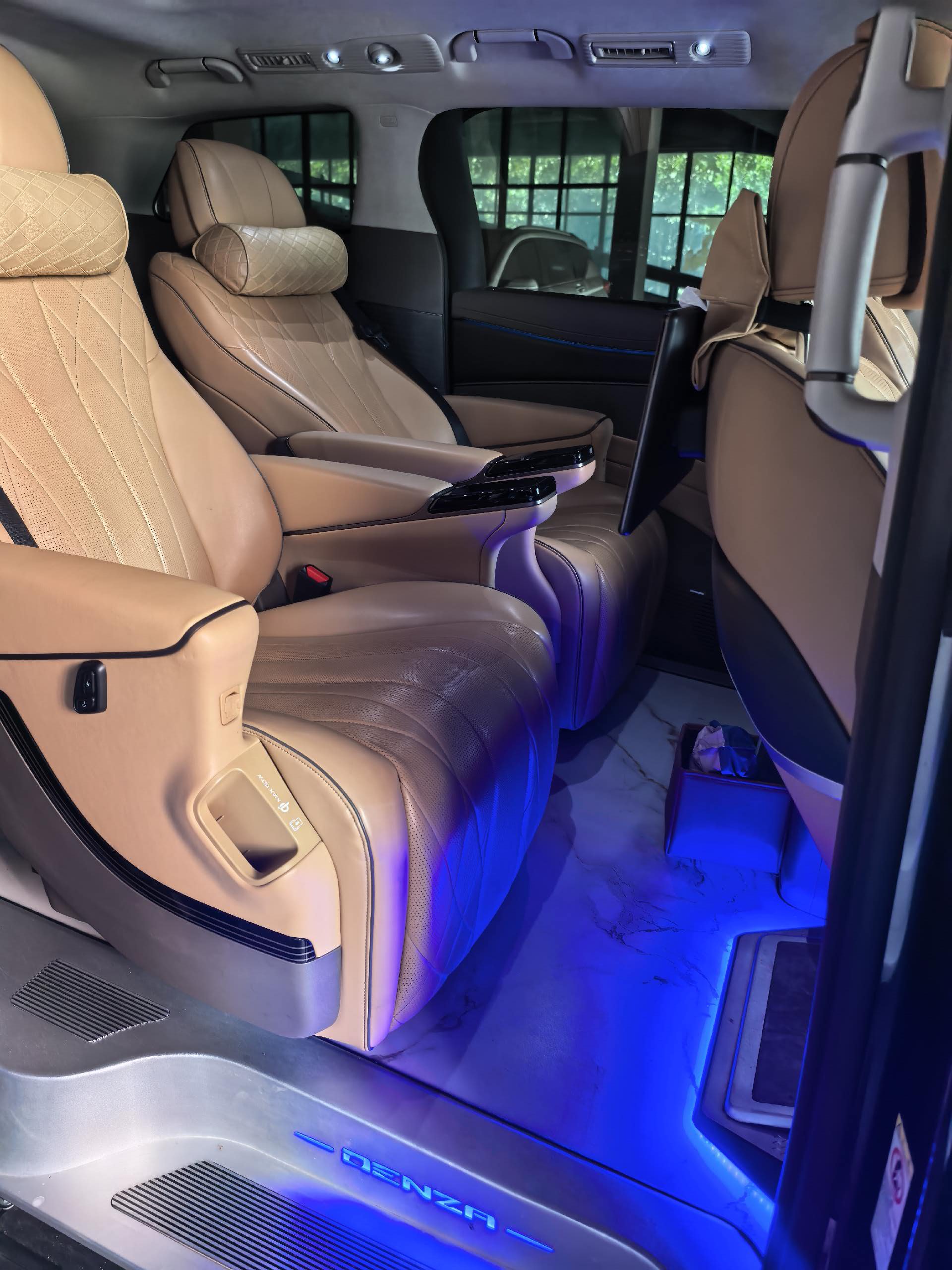 Denza 2022 Denza D9 DM-i 1.5T CVT 970 AWD Flagship