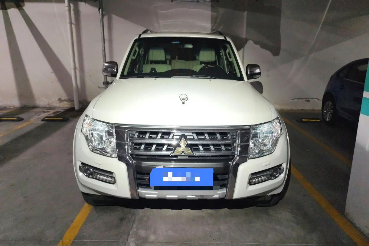 Mitsubishi Pajero 2017 3.8 Middle East Version