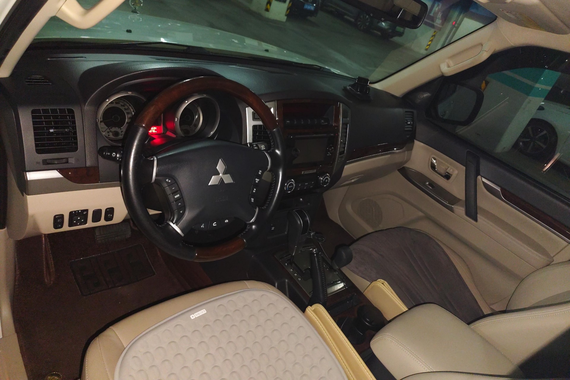 Mitsubishi Pajero 2017 3.8 Middle East Version