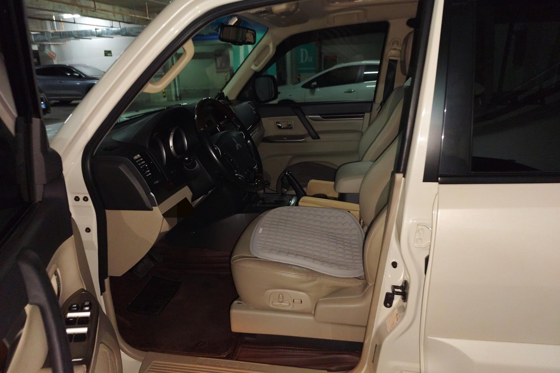 Mitsubishi Pajero 2017 3.8 Middle East Version